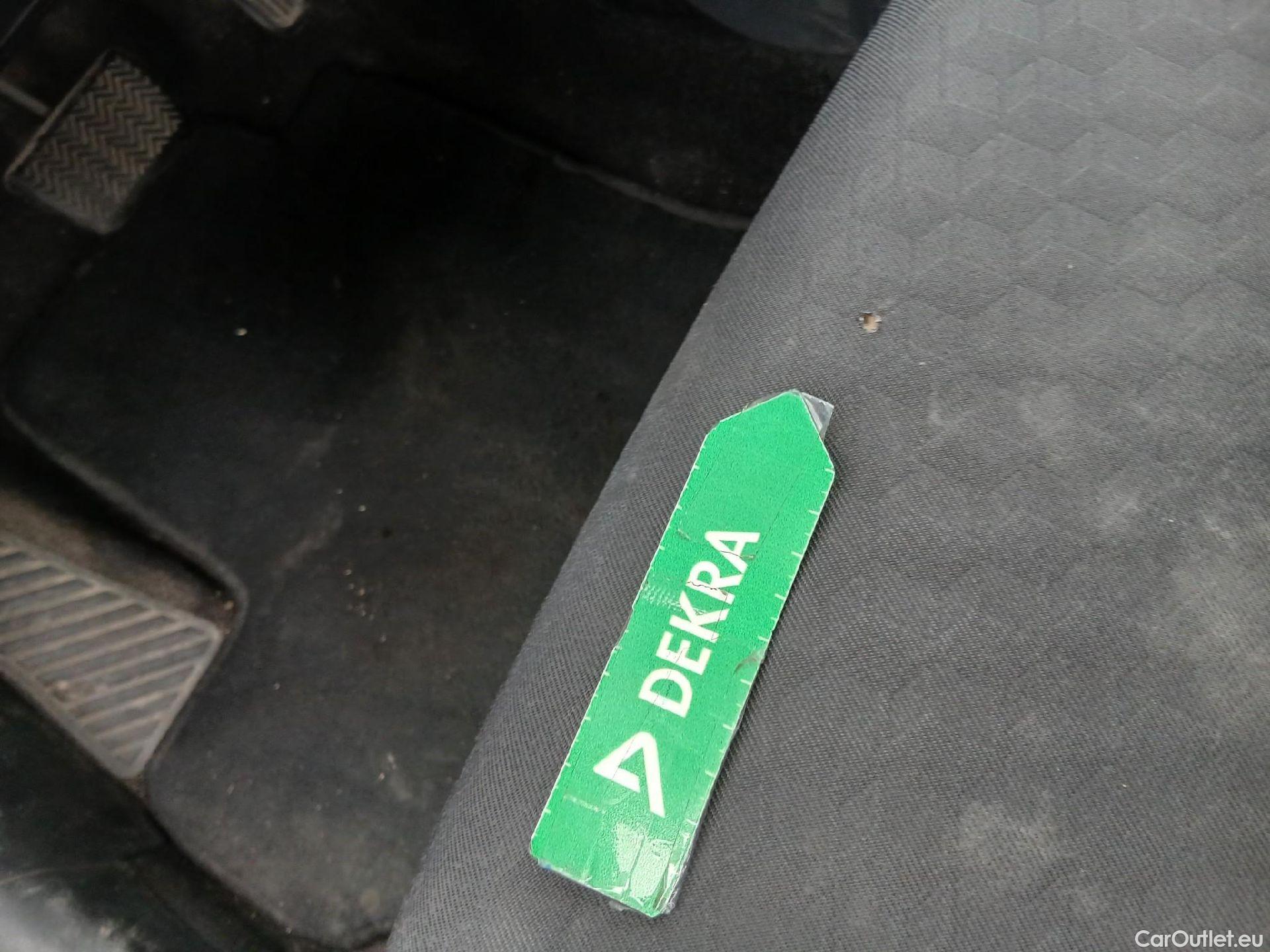  Toyota  Yaris TOYOTA  / 2020 / 5P / berlina con portón 1.5 120H Active Tech #17