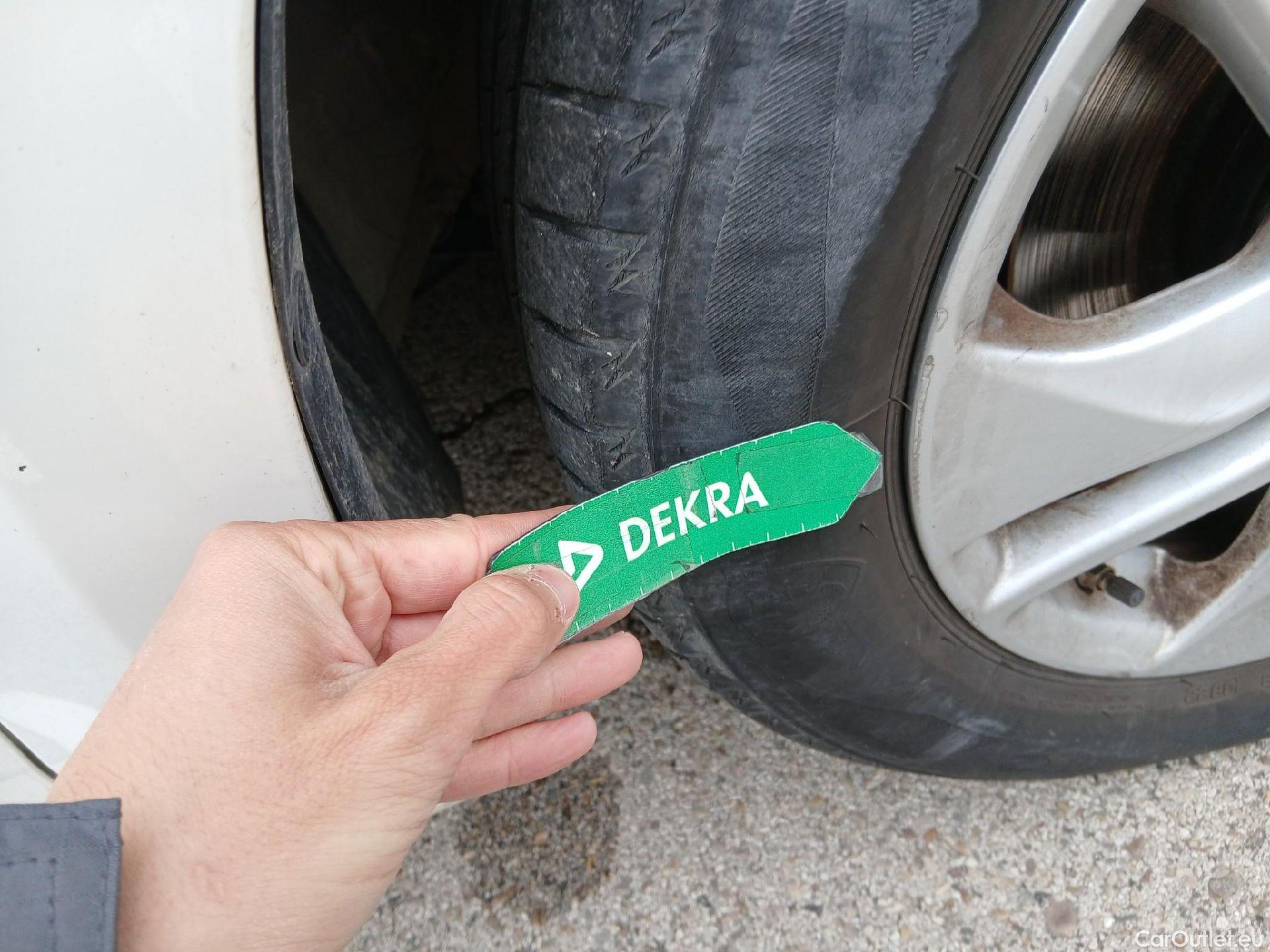  Toyota  Yaris TOYOTA  / 2020 / 5P / berlina con portón 1.5 120H Active Tech #48