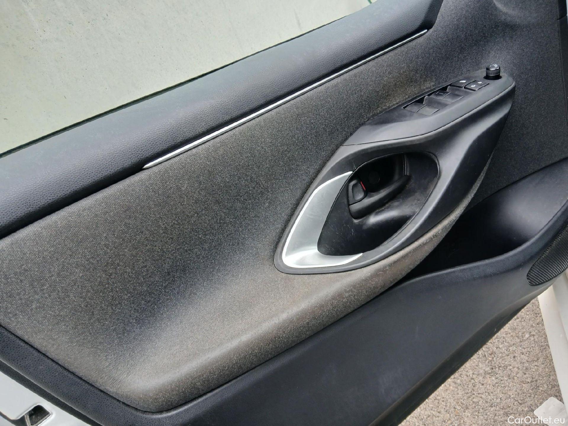  Toyota  Yaris TOYOTA  / 2020 / 5P / berlina con portón 1.5 120H Active Tech #20