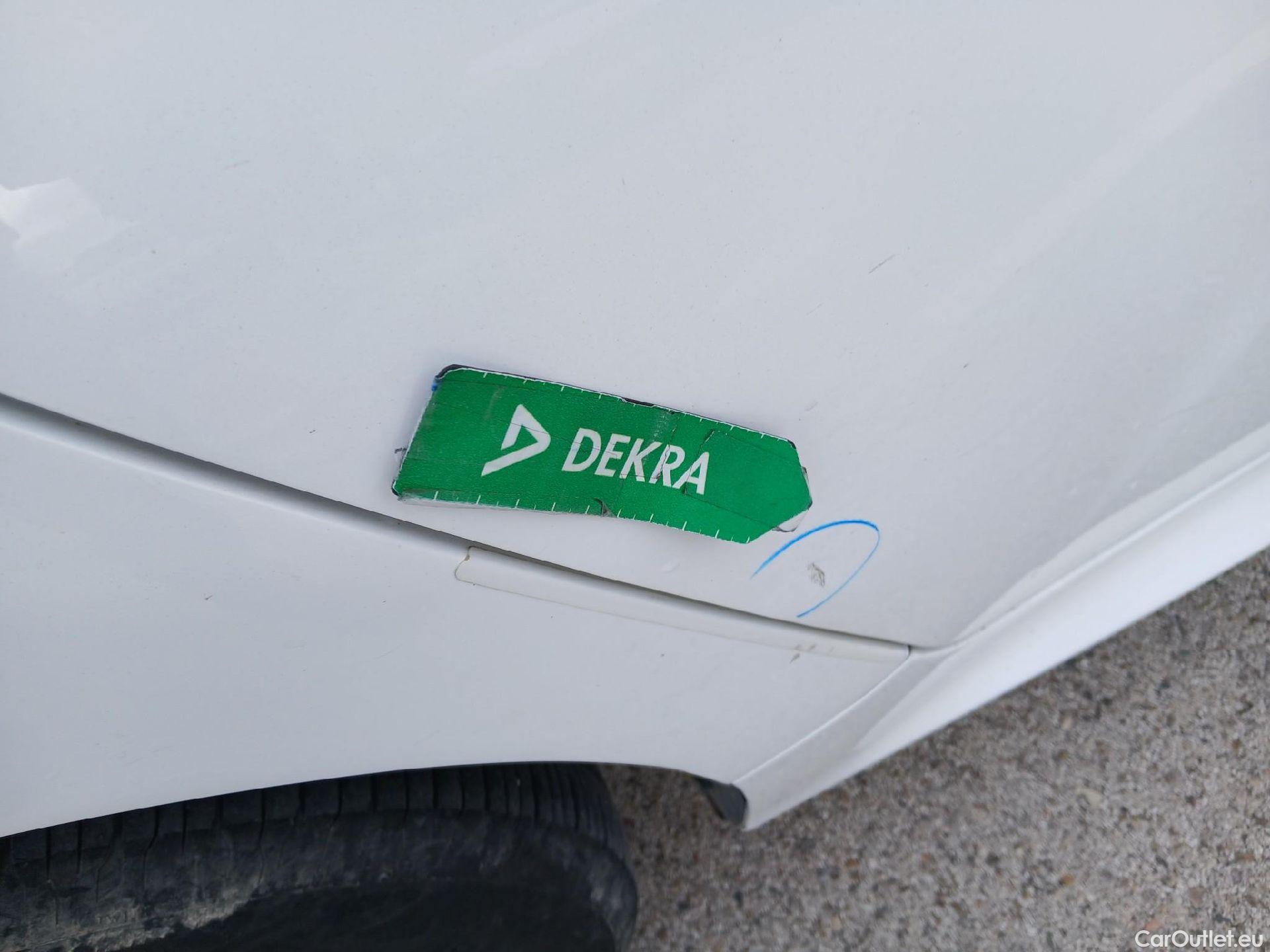  Toyota  Yaris TOYOTA  / 2020 / 5P / berlina con portón 1.5 120H Active Tech #39