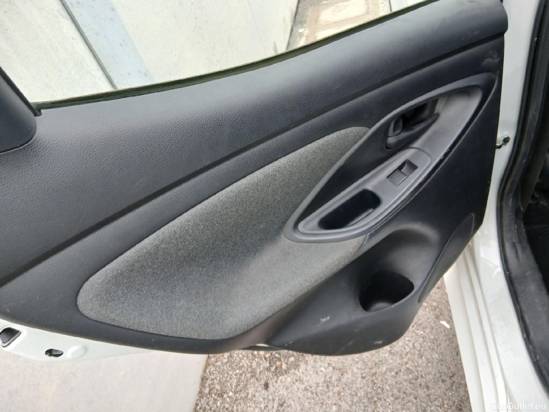  Toyota  Yaris TOYOTA  / 2020 / 5P / berlina con portón 1.5 120H Active Tech #22