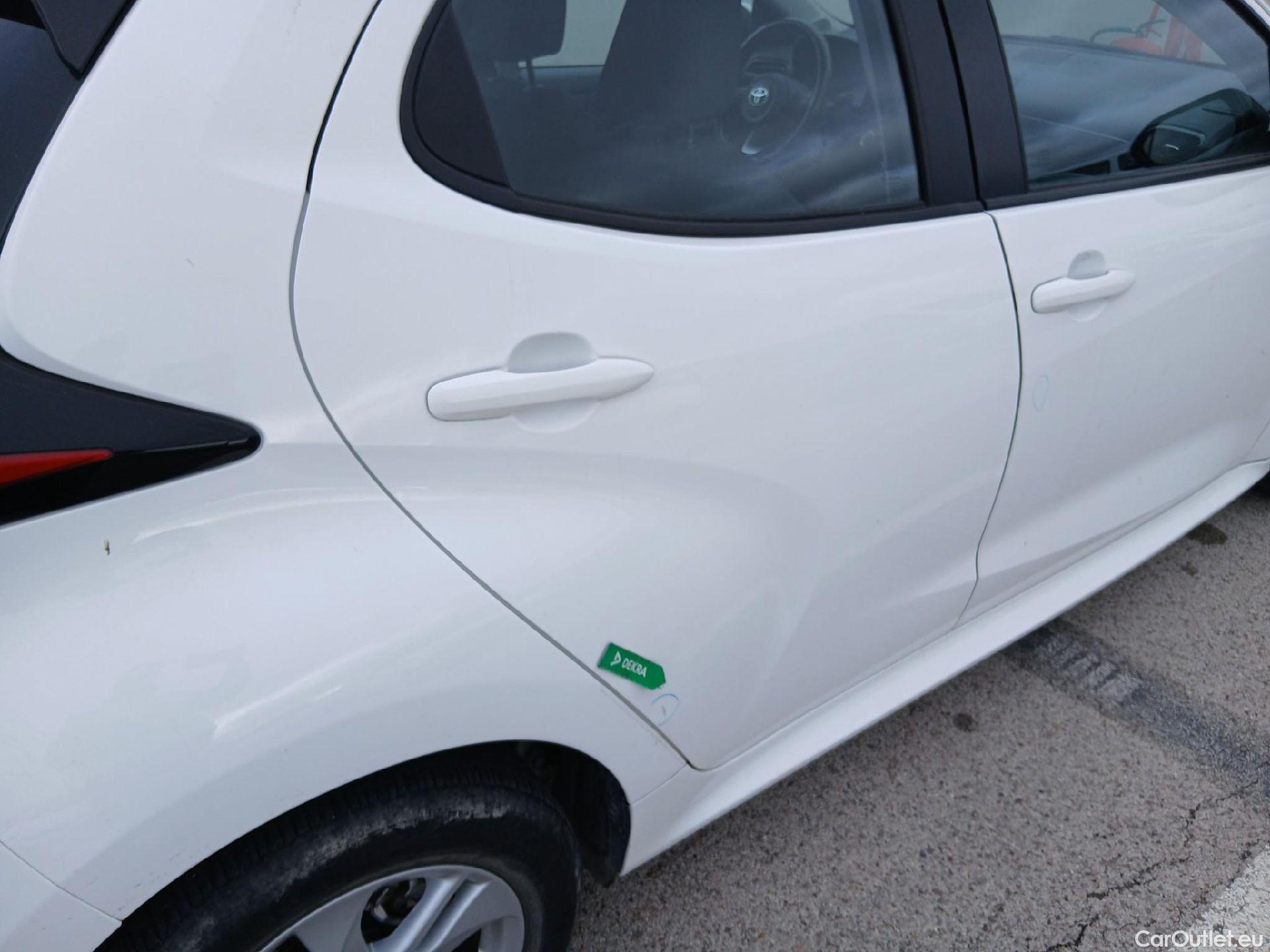  Toyota  Yaris TOYOTA  / 2020 / 5P / berlina con portón 1.5 120H Active Tech #40