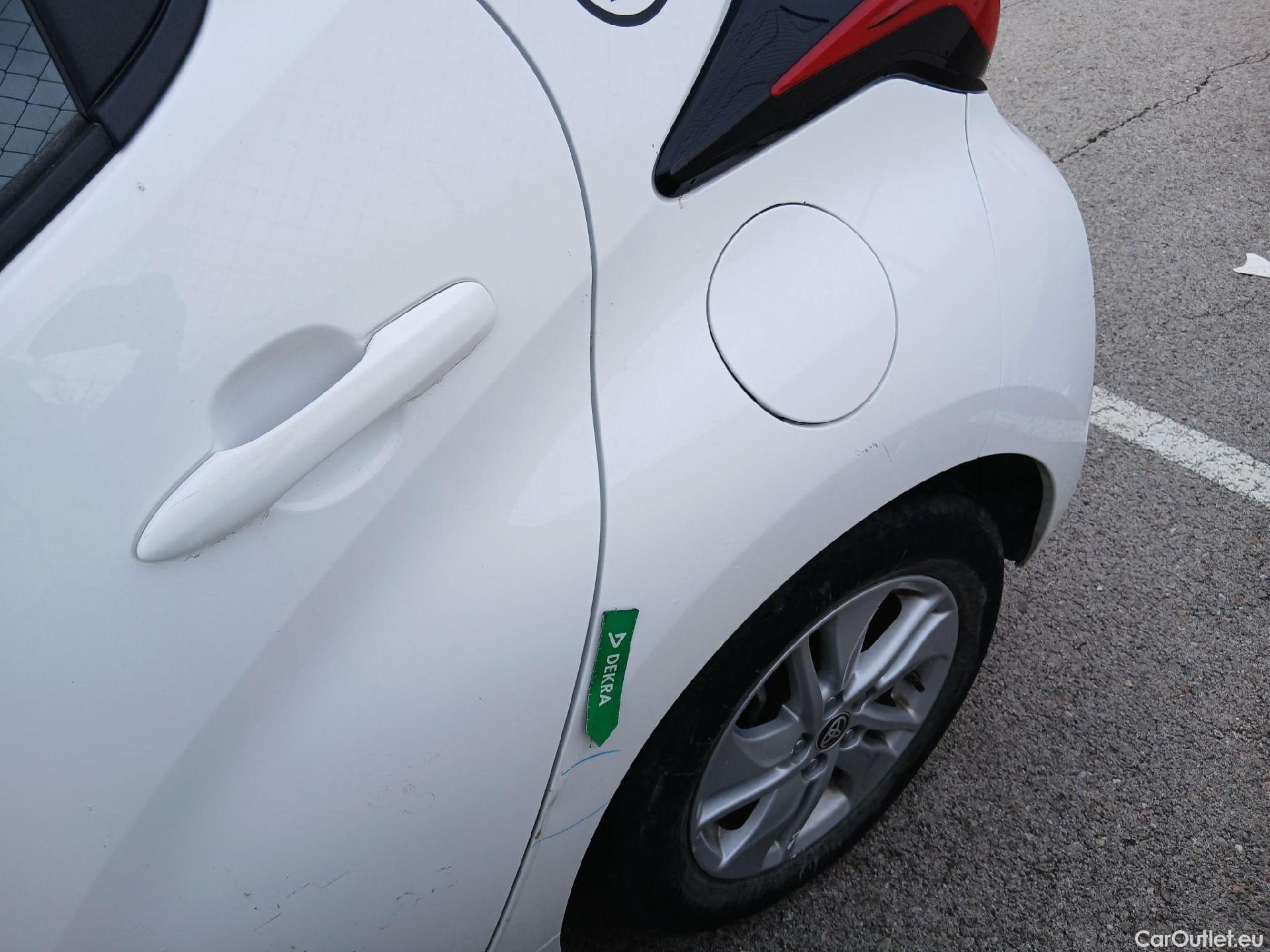  Toyota  Yaris TOYOTA  / 2020 / 5P / berlina con portón 1.5 120H Active Tech #26