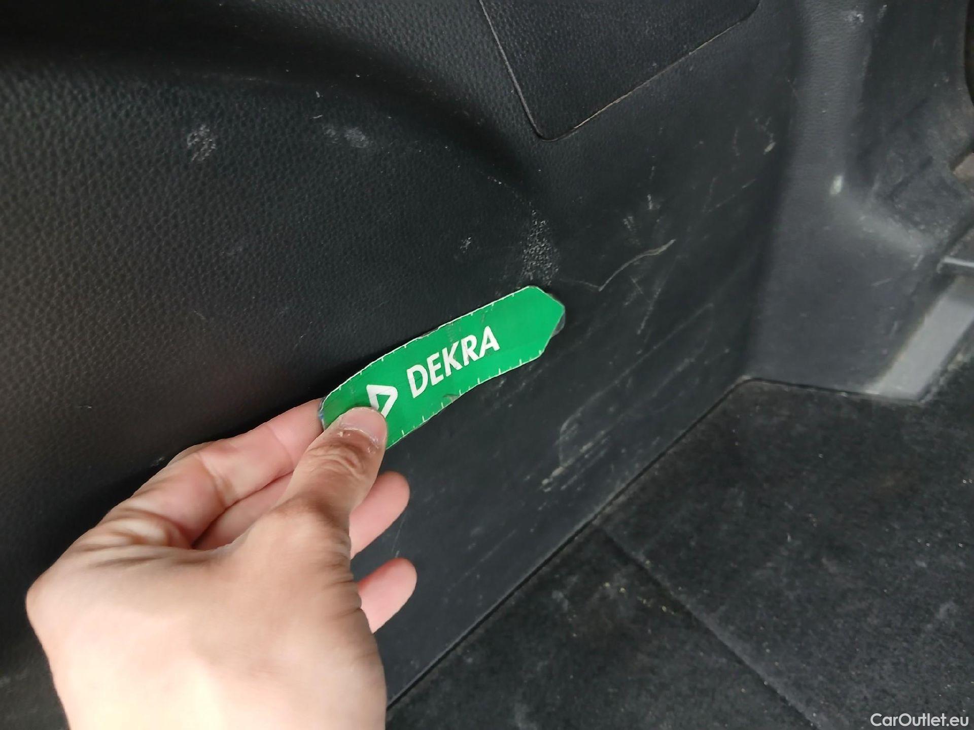  Toyota  Yaris TOYOTA  / 2020 / 5P / berlina con portón 1.5 120H Active Tech #33