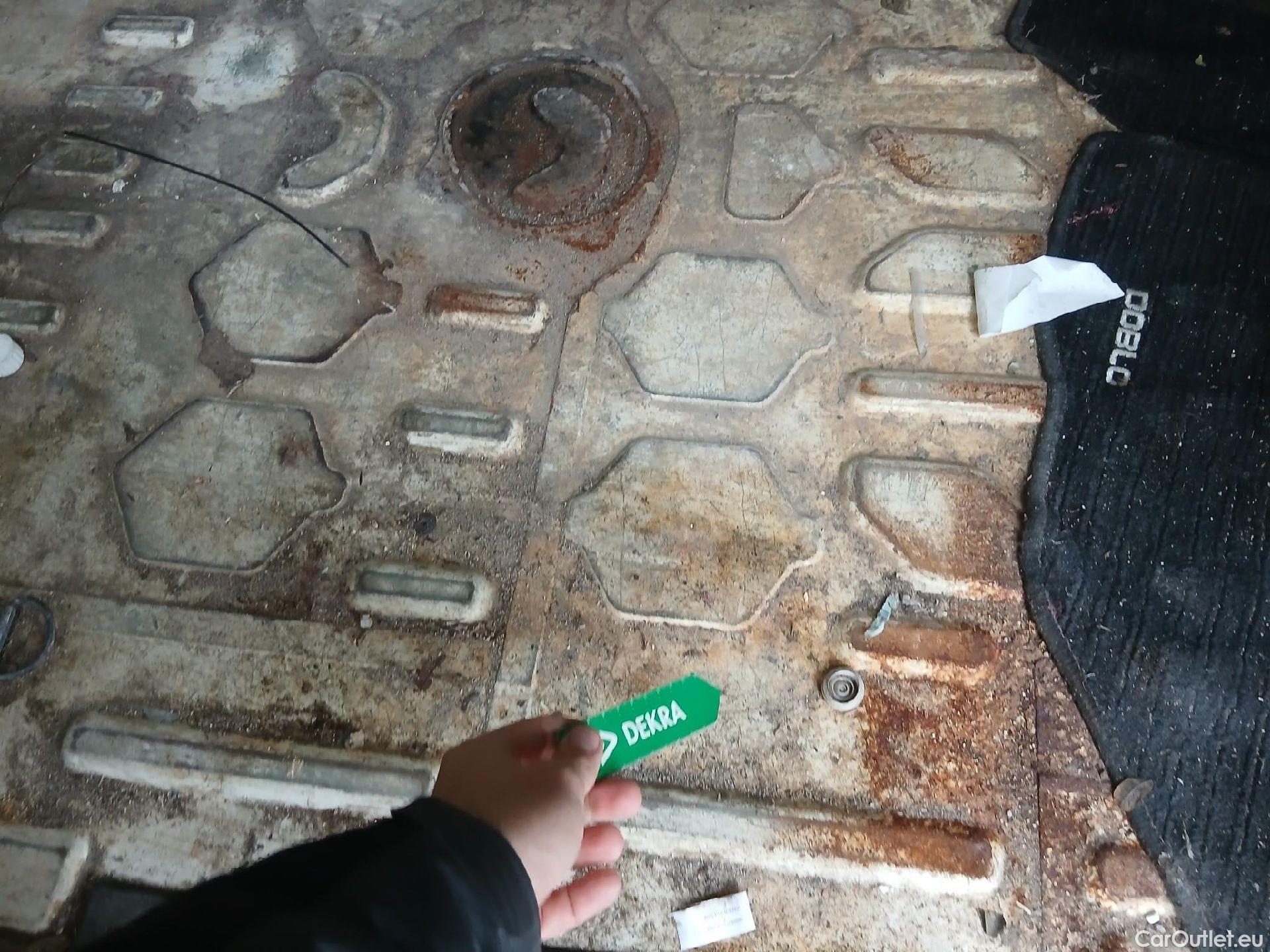  Fiat  Doblo FIAT Doblò Cargo/2015/4P/furgón derivado de turismo Cargo XL Base Plus 1.6 Mjet 78kW (105CV) #43