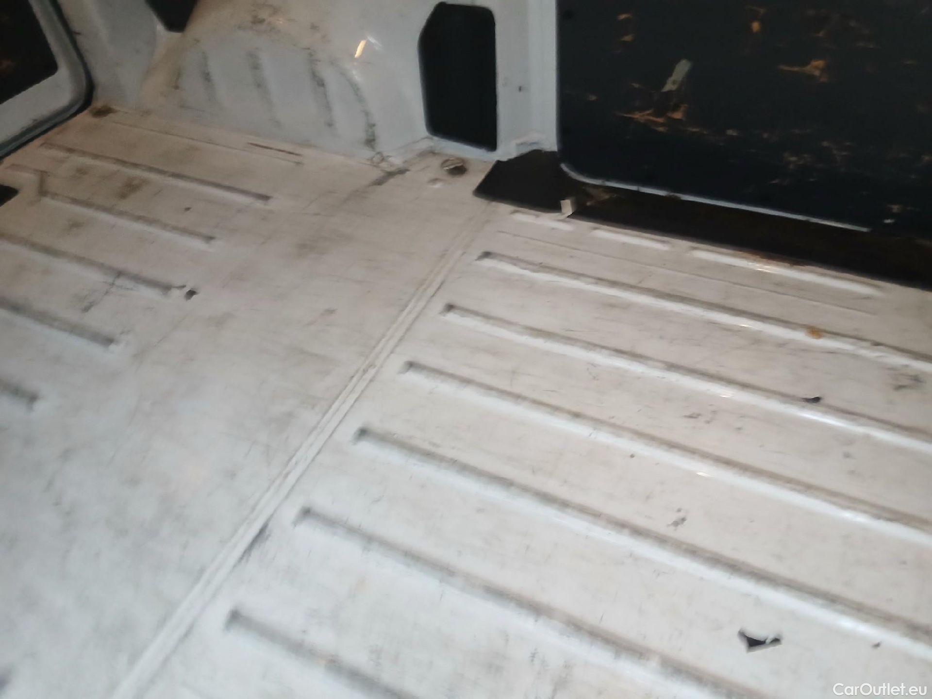  Citroen  Jumpy CITROEN  / 2016 / 4P / furgón Talla M BlueHDi 120 S&S 6v Club (CA) #31