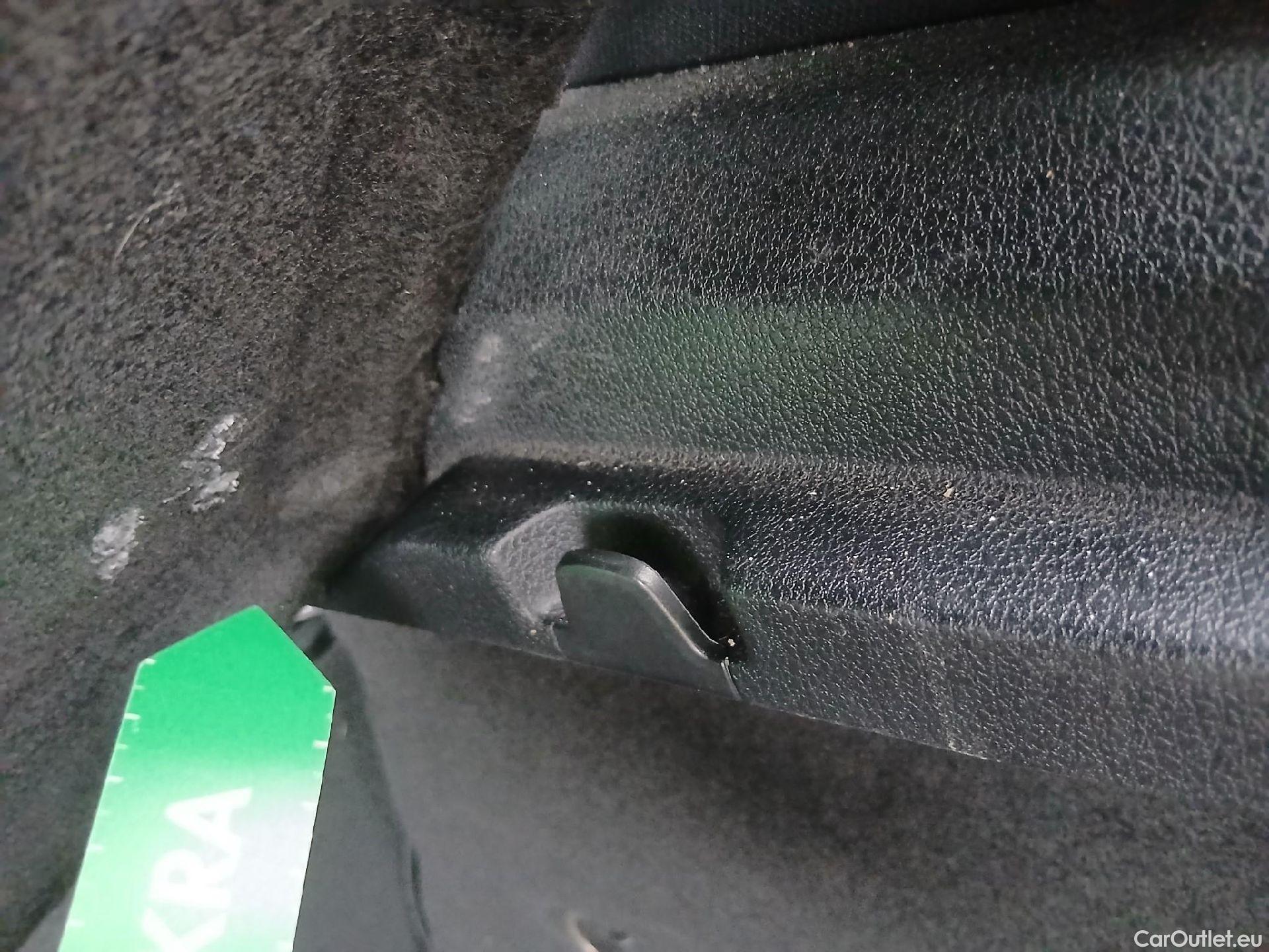  Mercedes  A-Klasse MERCEDES-BENZ Clase A / 2018 / 5P / berlina con portón A 200 #7