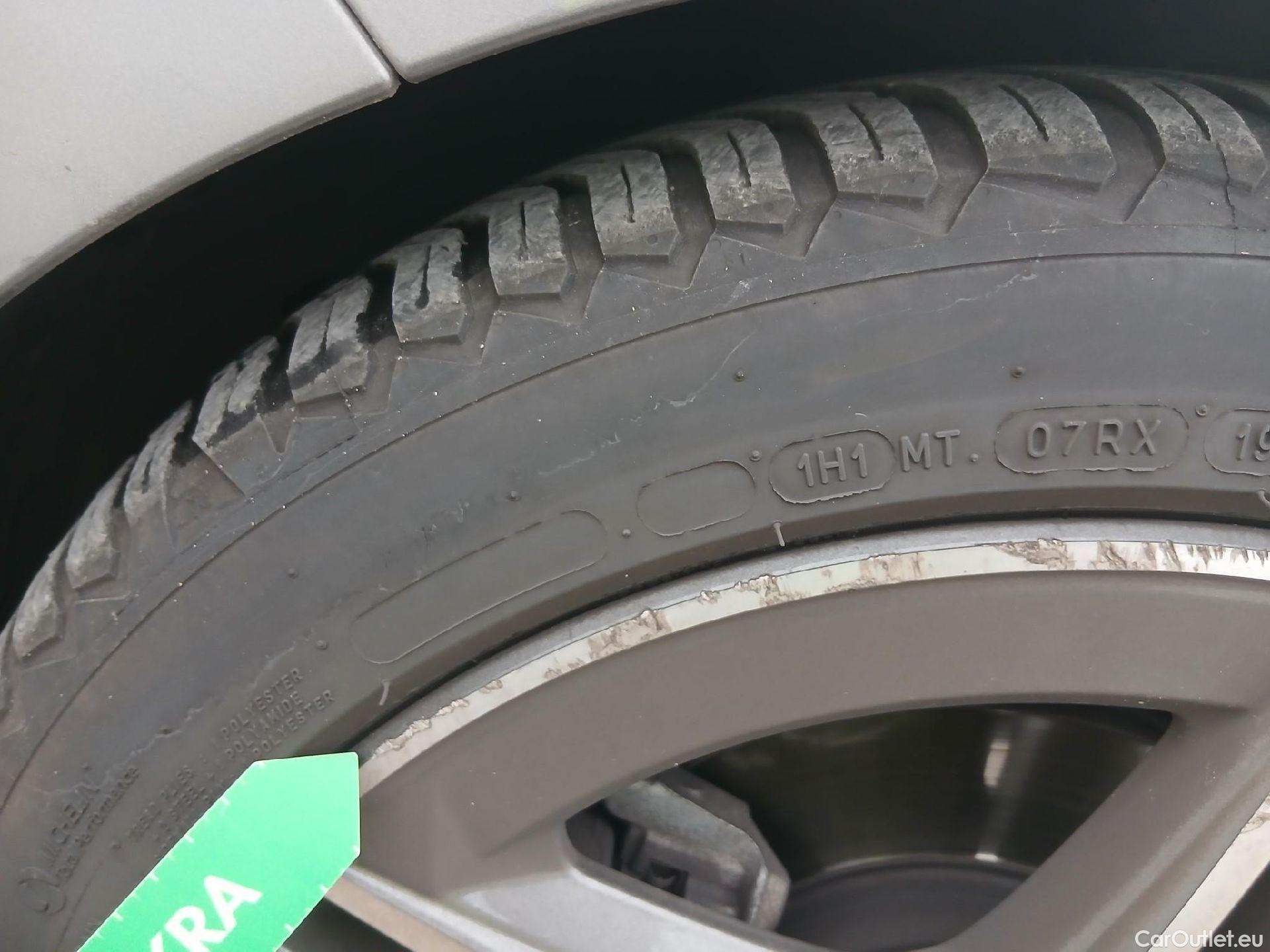  Mercedes  A-Klasse MERCEDES-BENZ Clase A / 2018 / 5P / berlina con portón A 200 #2