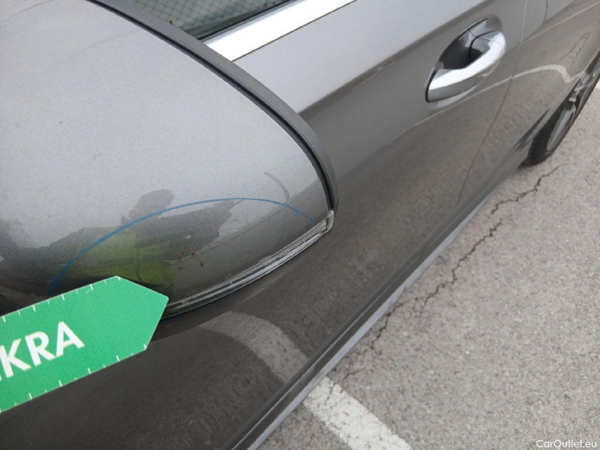  Mercedes  A-Klasse MERCEDES-BENZ Clase A / 2018 / 5P / berlina con portón A 200 #23