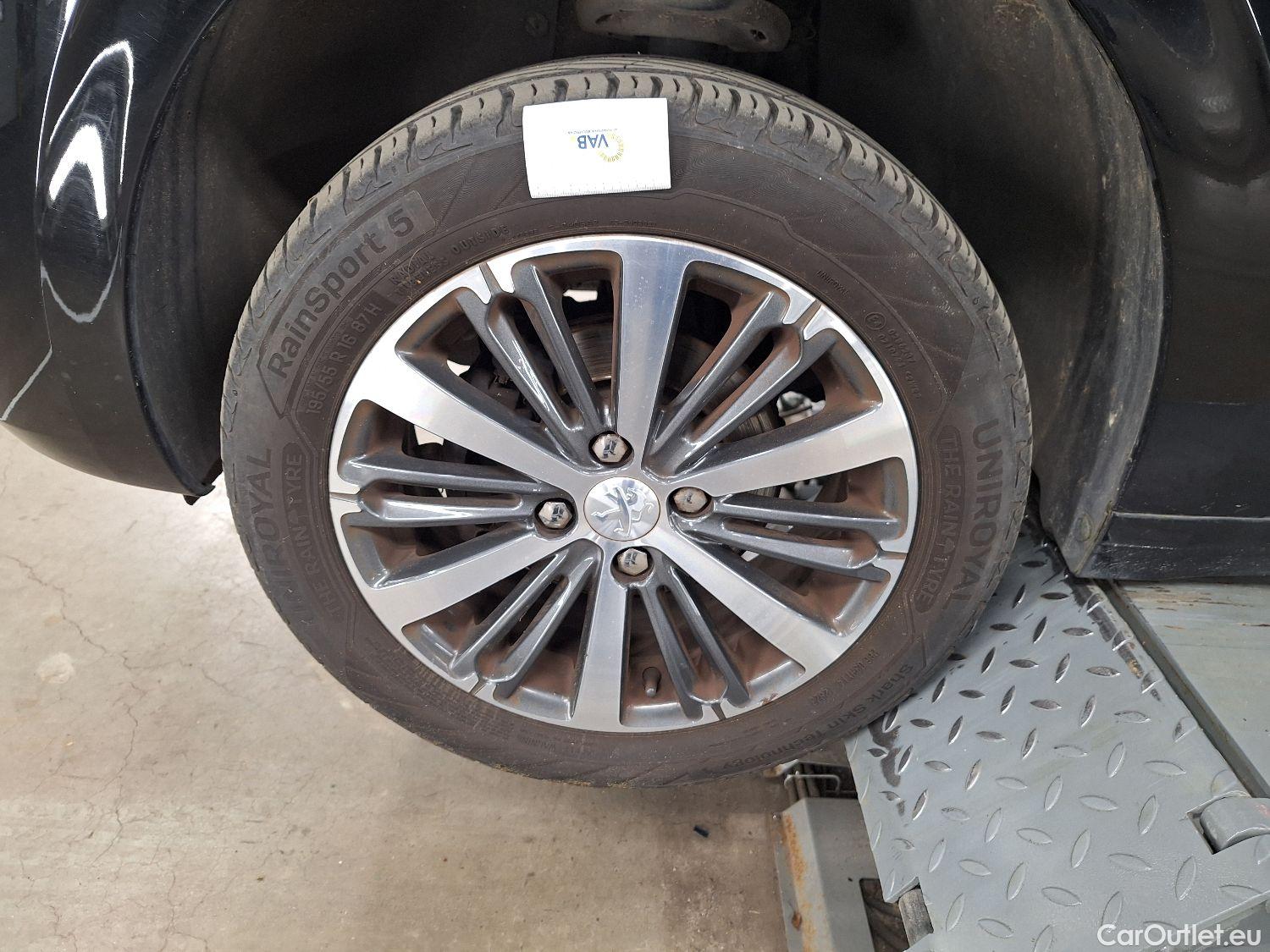  Peugeot  208 Peugeot,  '11, Peugeot  1.2 PureTech 81kW S/S Auto Allure 5d #4