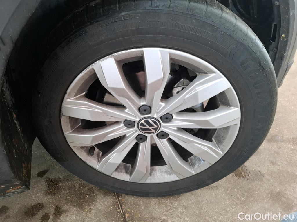  Volkswagen  T-ROC VOLKSWAGEN  / 2017 / 5P / SUV 1.5 TSI 150 EVO CARAT DSG7 #16