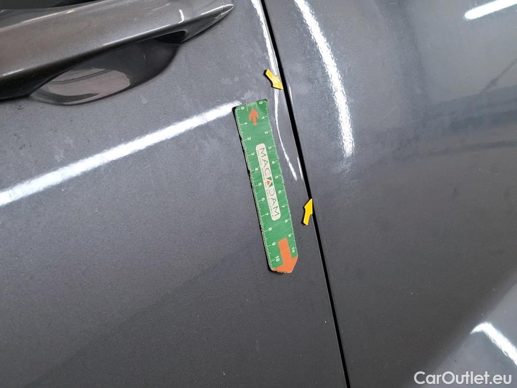  Volkswagen  T-ROC VOLKSWAGEN  / 2017 / 5P / SUV 1.5 TSI 150 EVO CARAT DSG7 #3