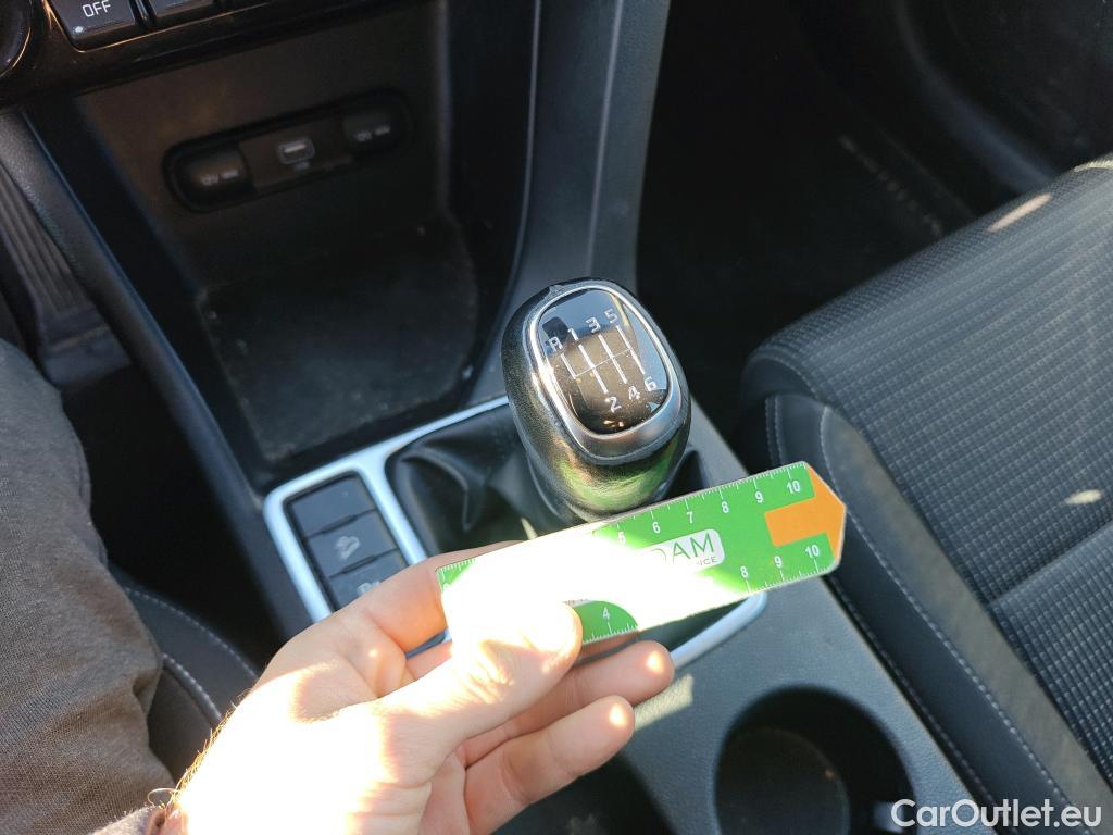  KIA  Sportage KIA  1.6MHEV Drive 100kW(136CV) 4x2(Crist Tintados) #39