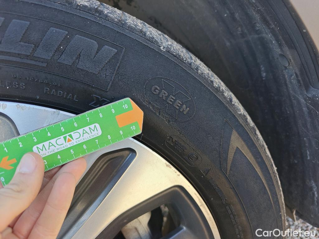  KIA  Niro KIA e- / 2016 / 5P / crossover e- 150kW (204CV) Drive (Long Range) #8