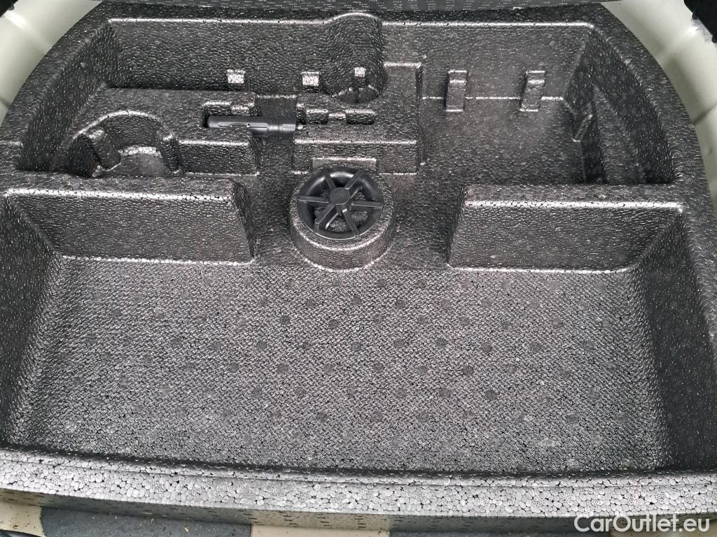  KIA  Niro KIA e- / 2016 / 5P / crossover e- 150kW (204CV) Drive (Long Range) #10