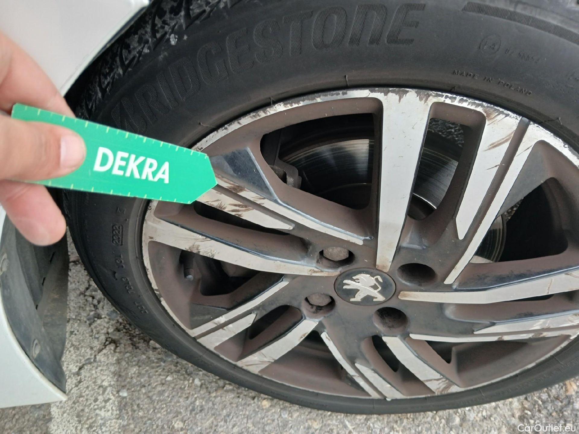  Peugeot  208 PEUGEOT  / 2019 / 5P / berlina con portón PureTech 73kW (100CV) Allure (CX) #22