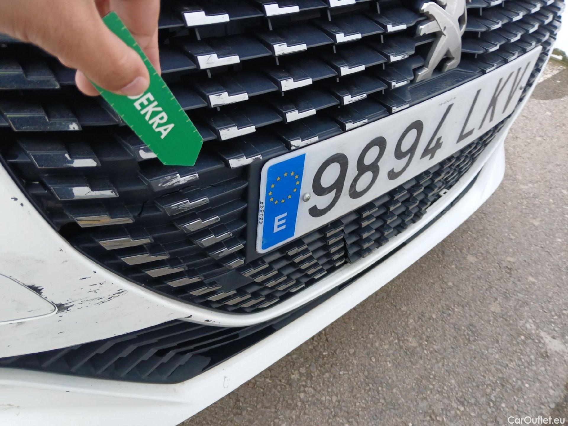  Peugeot  208 PEUGEOT  / 2019 / 5P / berlina con portón PureTech 73kW (100CV) Allure (CX) #18