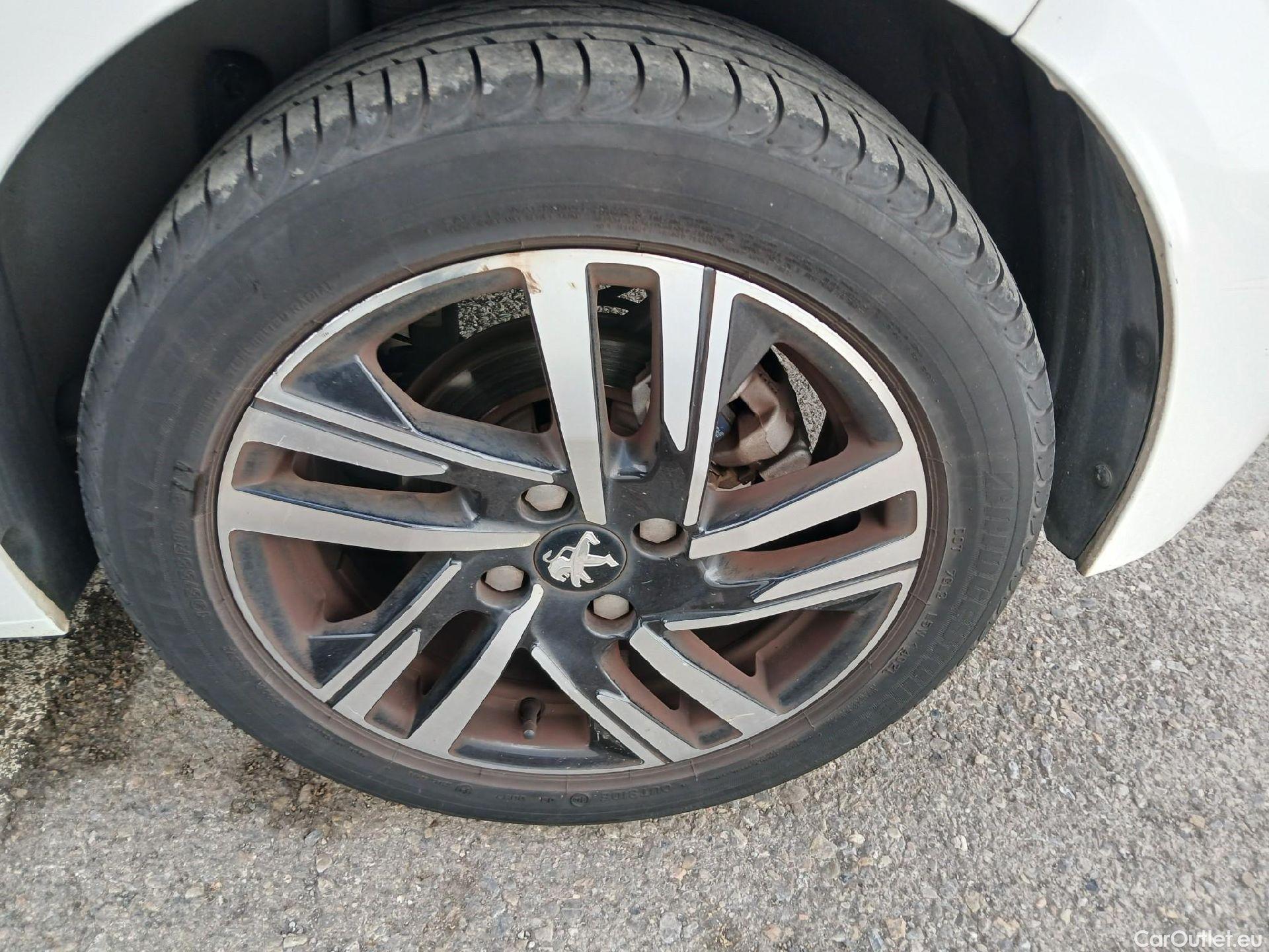  Peugeot  208 PEUGEOT  / 2019 / 5P / berlina con portón PureTech 73kW (100CV) Allure (CX) #38