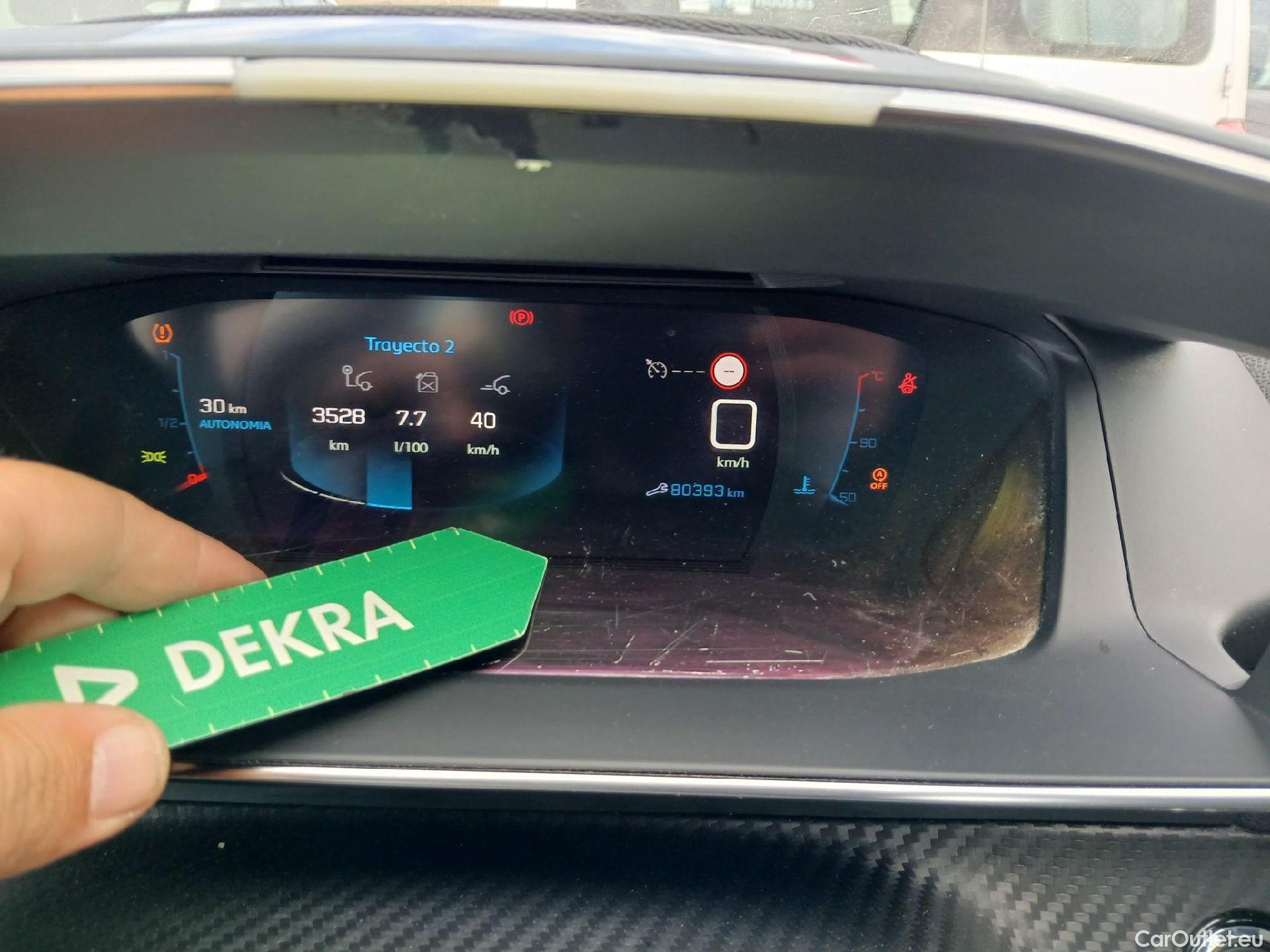  Peugeot  208 PEUGEOT  / 2019 / 5P / berlina con portón PureTech 73kW (100CV) Allure (CX) #4