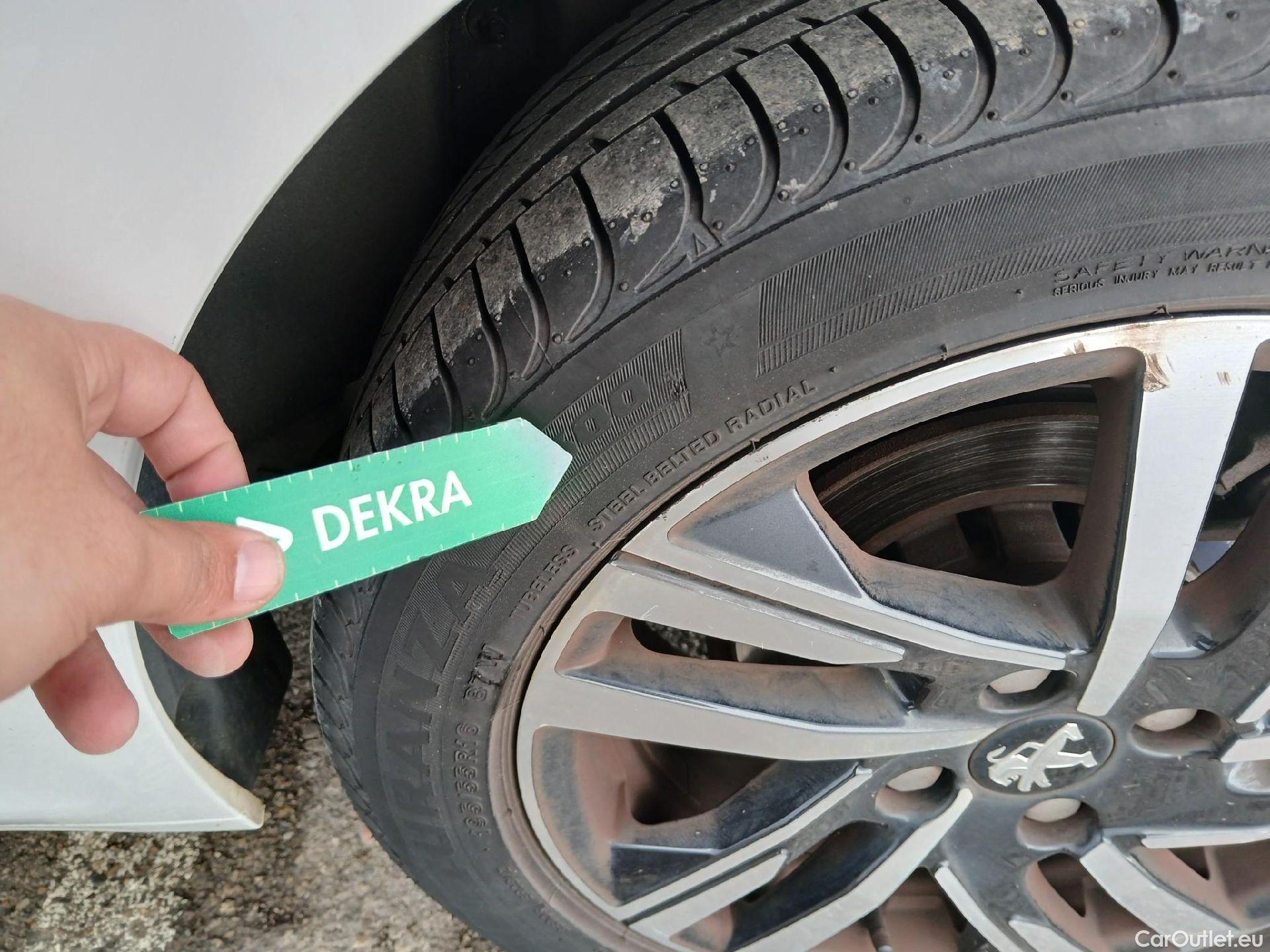  Peugeot  208 PEUGEOT  / 2019 / 5P / berlina con portón PureTech 73kW (100CV) Allure (CX) #37