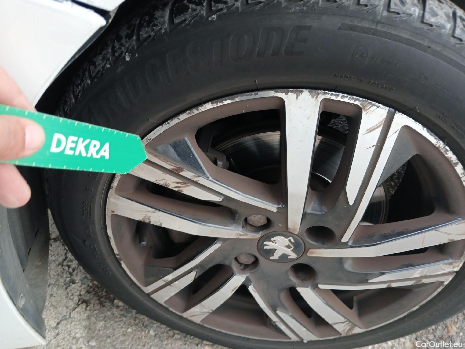  Peugeot  208 PEUGEOT  / 2019 / 5P / berlina con portón PureTech 73kW (100CV) Allure (CX) #24