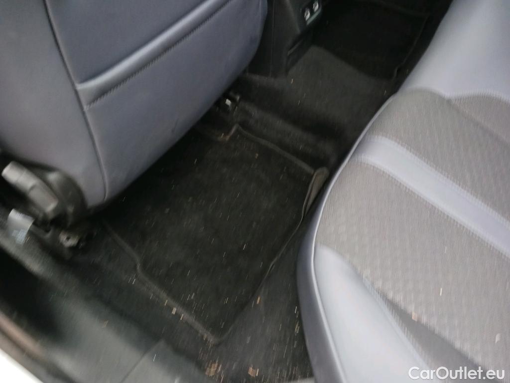  Peugeot  2008 PEUGEOT  / 2019 / 5P / todoterreno Allure Puretech 100 S&S BVM6 (CX) #4