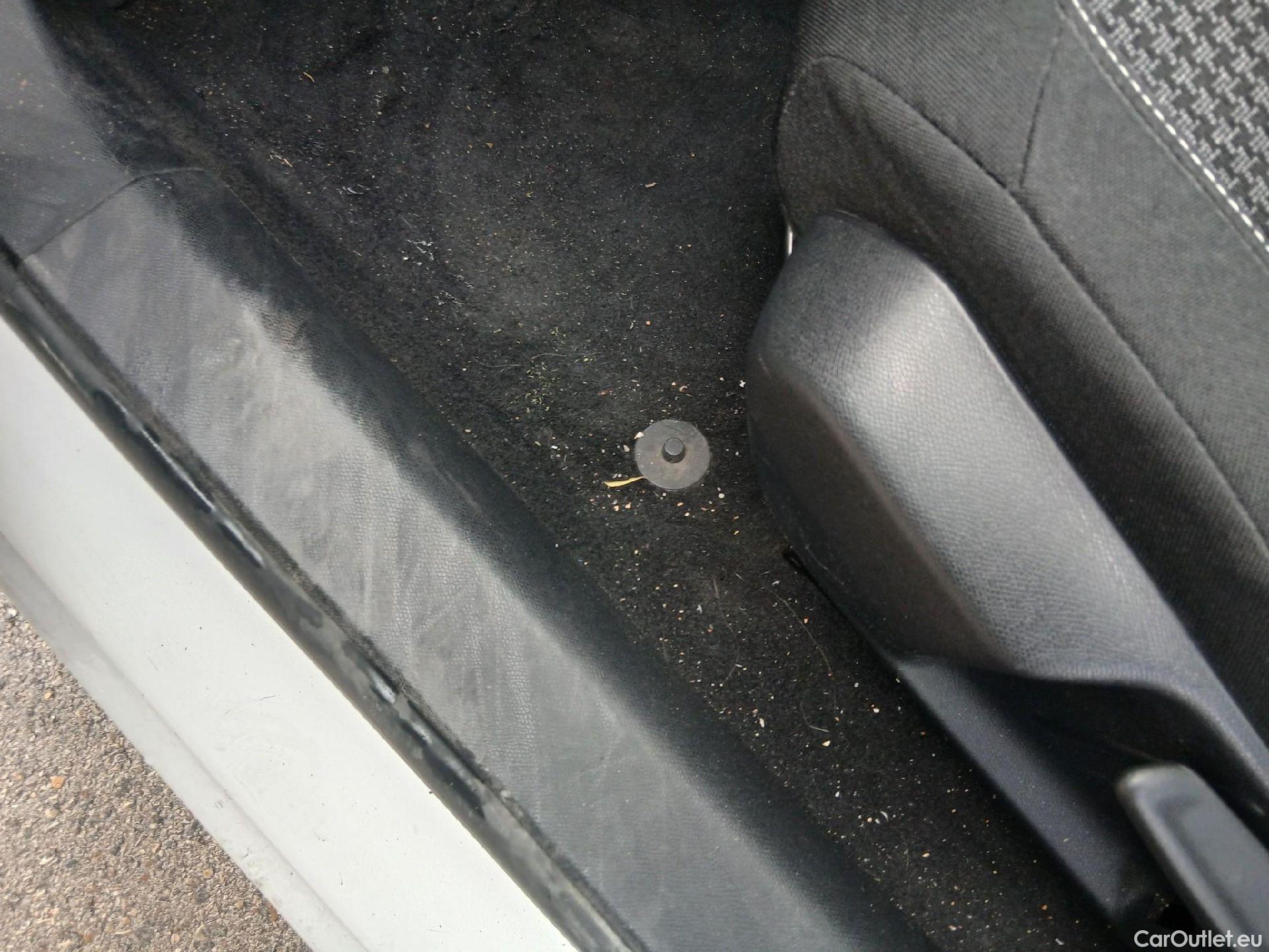  Peugeot  308 PEUGEOT  / 2017 / 5P / berlina con portón 5p Active Pack BlueHDi 130 S&S (AC) #2