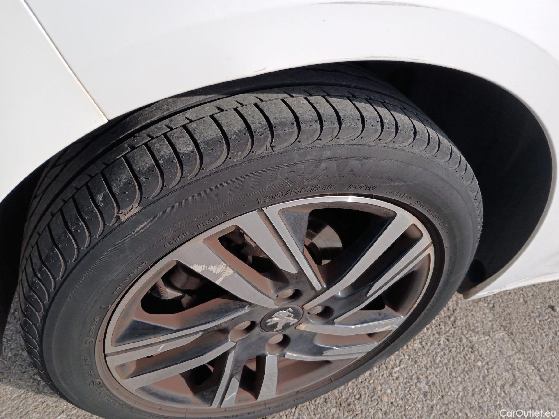  Peugeot  208 PEUGEOT  / 2019 / 5P / berlina con portón PureTech 73kW (100CV) Allure (CX) #50