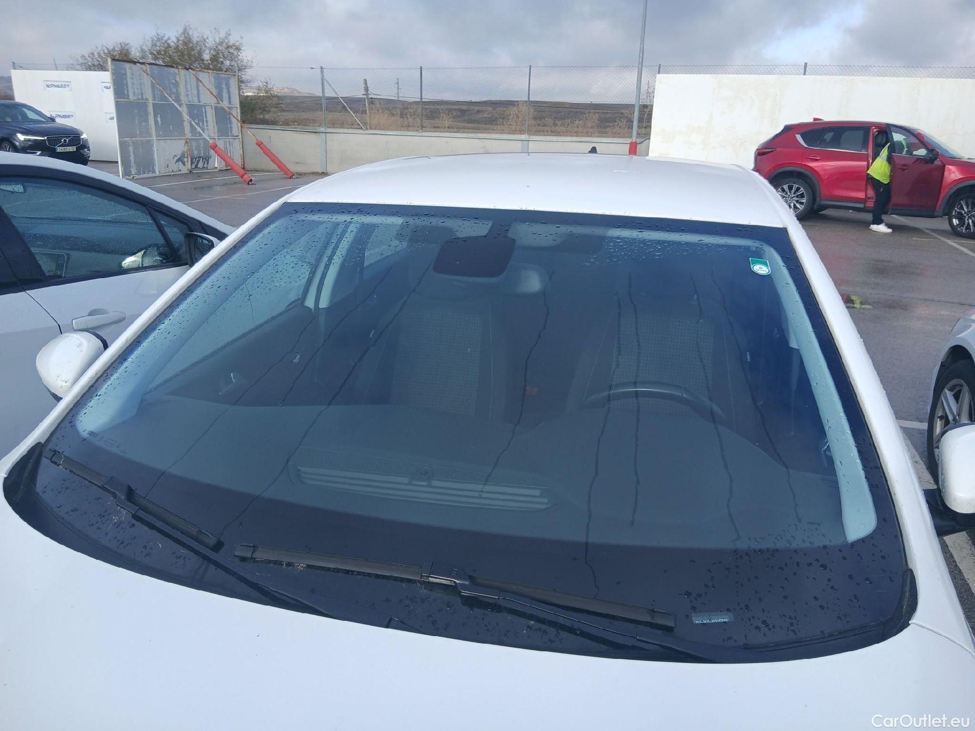  Peugeot  308 PEUGEOT  / 2017 / 5P / berlina con portón 5p Active Pack BlueHDi 130 S&S (AC) #9