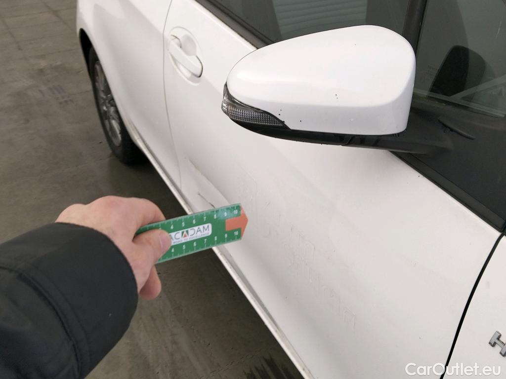  Toyota  Yaris TOYOTA  / 2017 / 5P / berlina con portón 1.5 100H Active #10