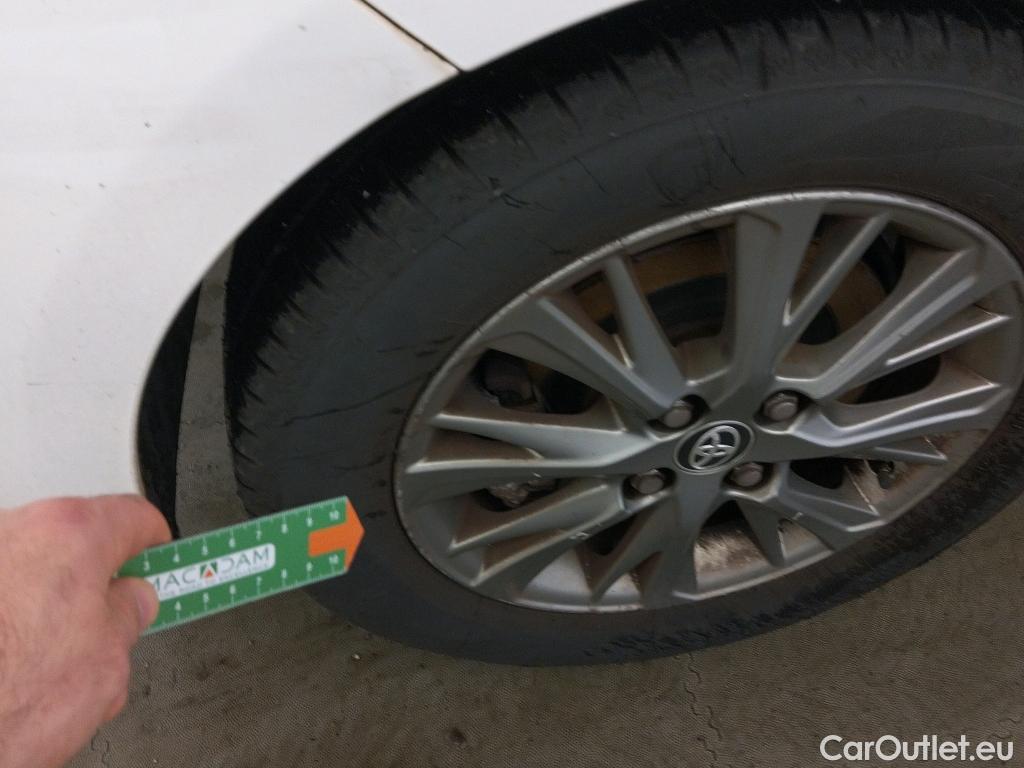  Toyota  Yaris TOYOTA  / 2017 / 5P / berlina con portón 1.5 100H Active #8