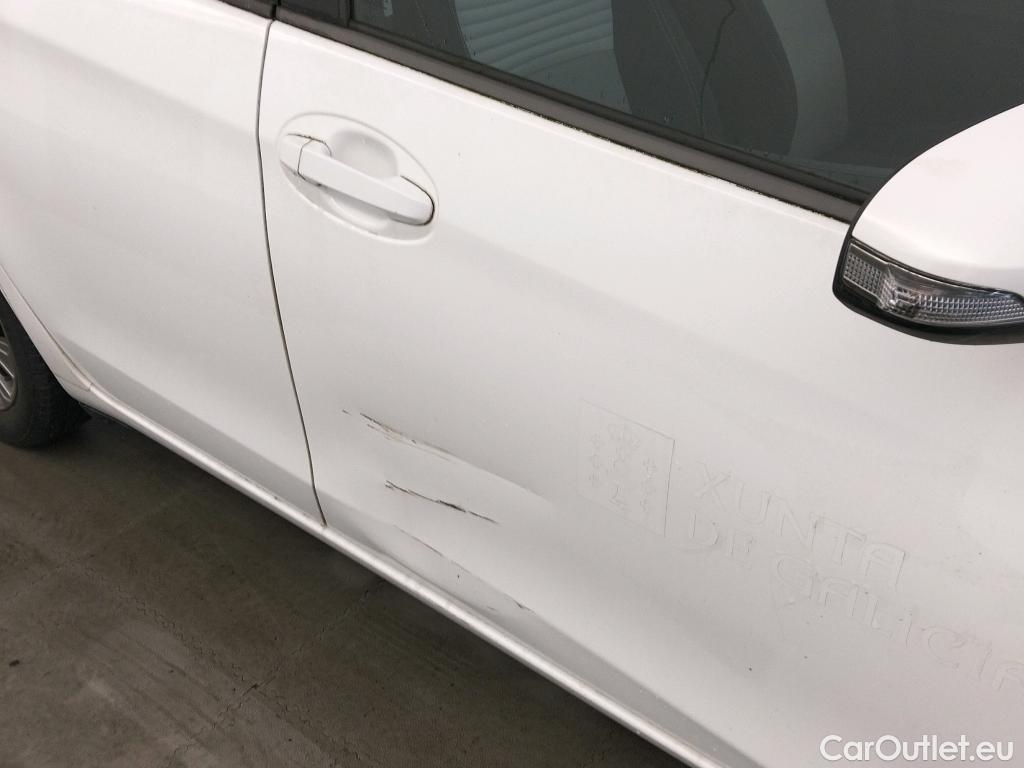  Toyota  Yaris TOYOTA  / 2017 / 5P / berlina con portón 1.5 100H Active #1