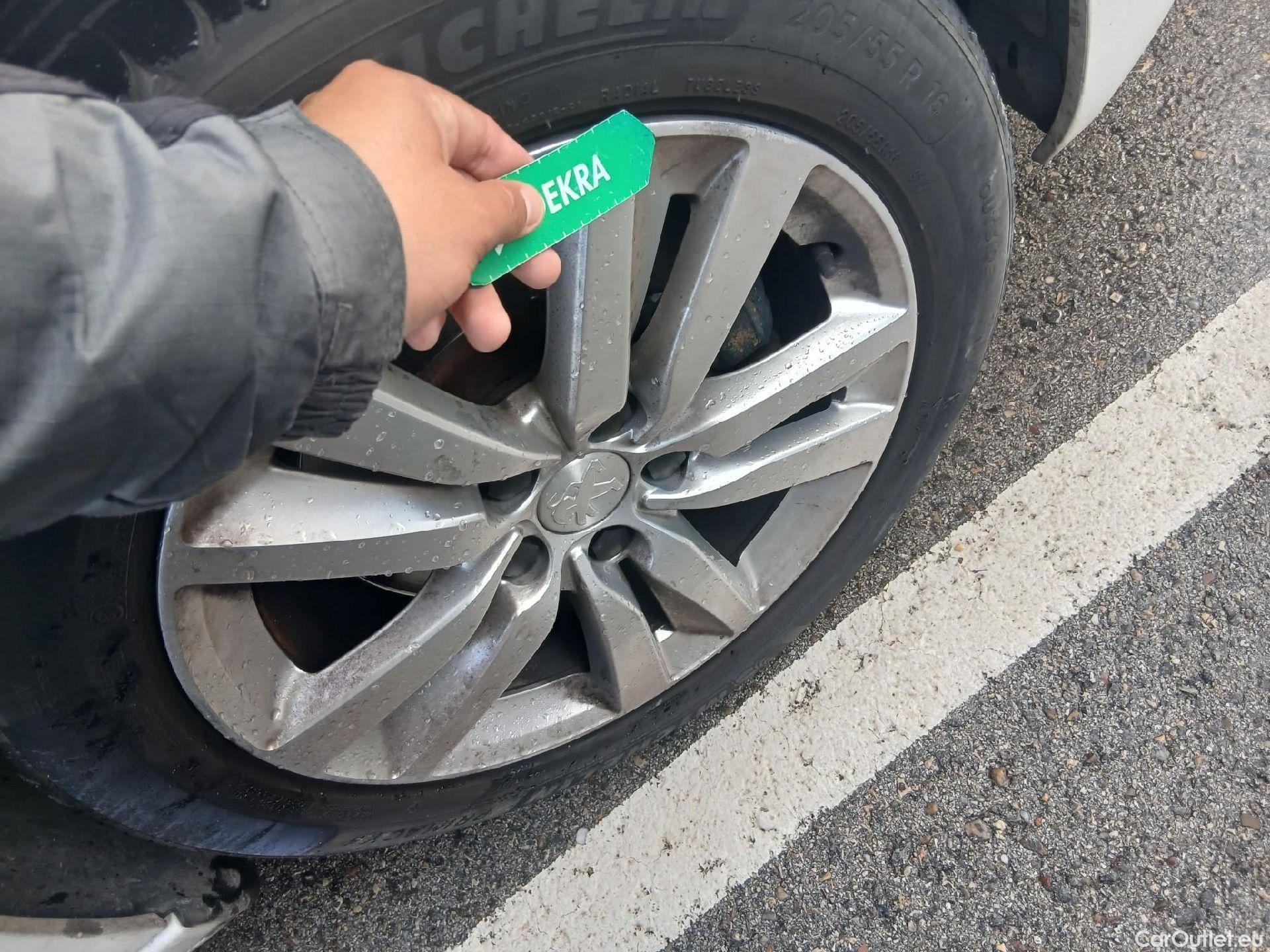  Peugeot  308 PEUGEOT  / 2017 / 5P / berlina con portón 5p Active Pack BlueHDi 130 S&S (AC) #35