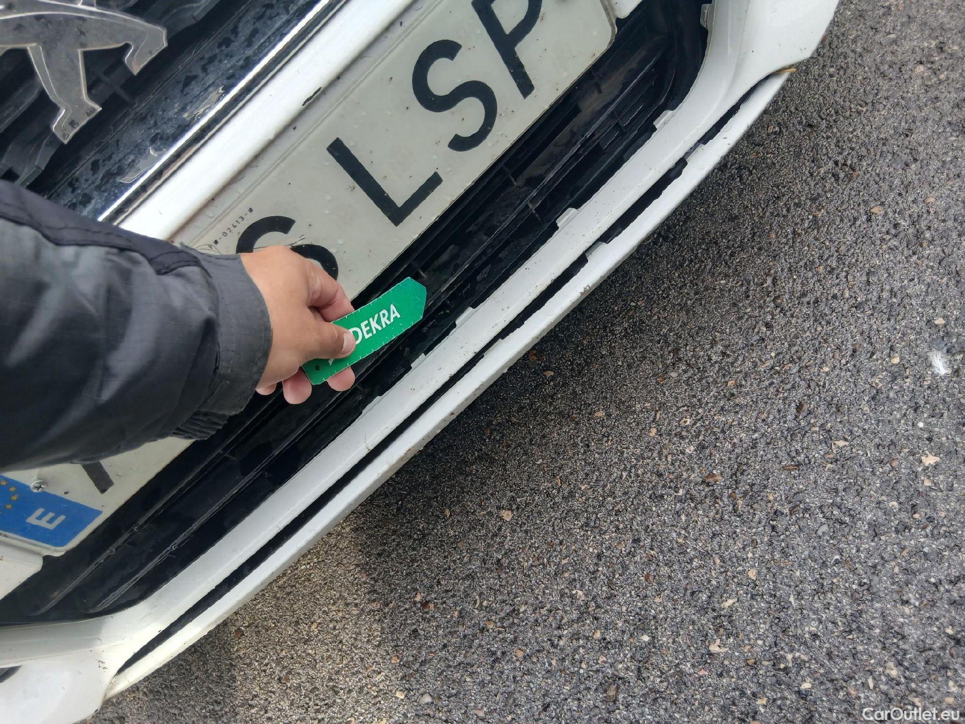  Peugeot  308 PEUGEOT  / 2017 / 5P / berlina con portón 5p Active Pack BlueHDi 130 S&S (AC) #6