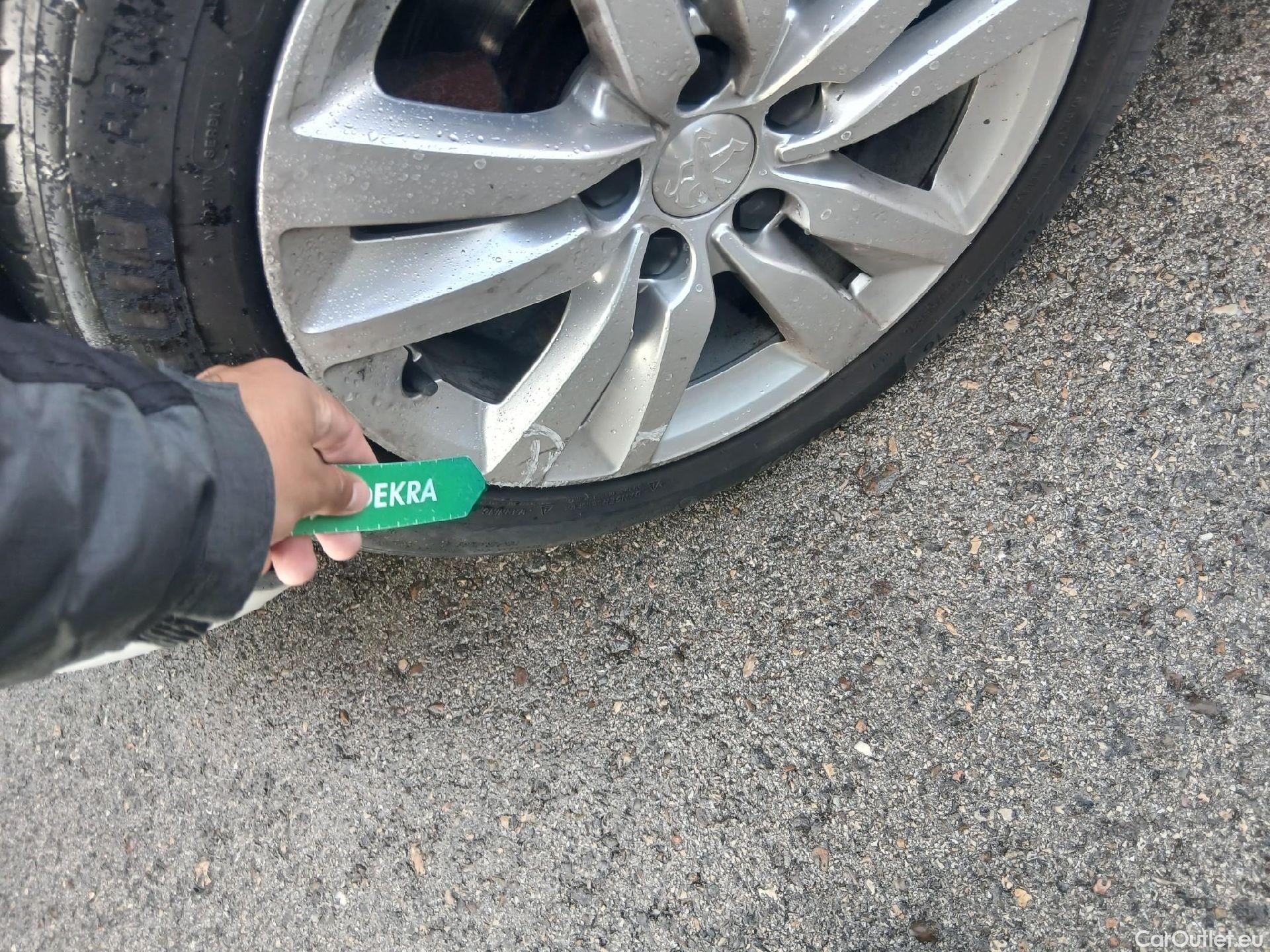  Peugeot  308 PEUGEOT  / 2017 / 5P / berlina con portón 5p Active Pack BlueHDi 130 S&S (AC) #10