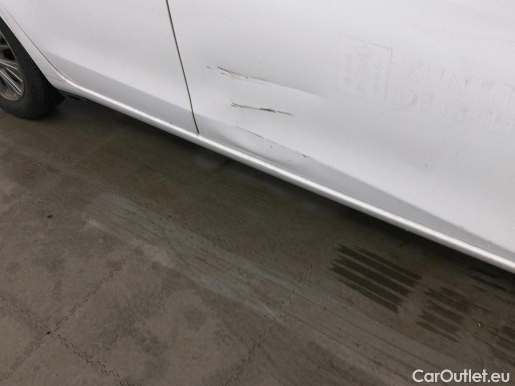  Toyota  Yaris TOYOTA  / 2017 / 5P / berlina con portón 1.5 100H Active #11