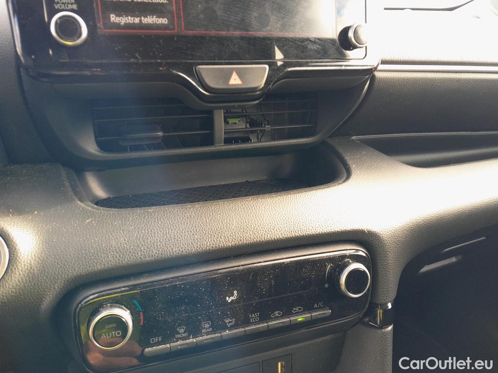  Toyota  Yaris TOYOTA  / 2020 / 5P / berlina con portón 1.5 120H Active Tech #1