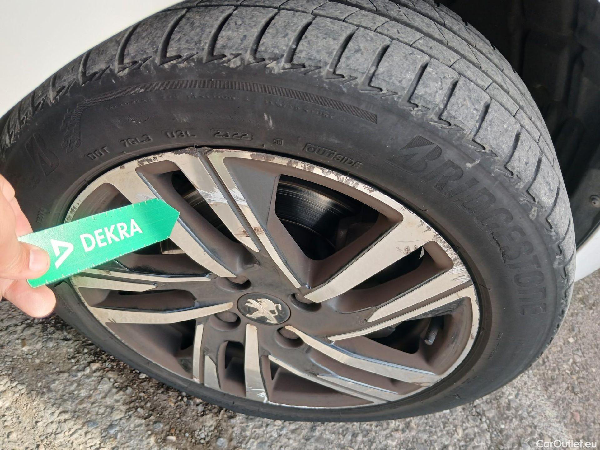  Peugeot  208 PEUGEOT  / 2019 / 5P / berlina con portón PureTech 73kW (100CV) Allure (CX) #65