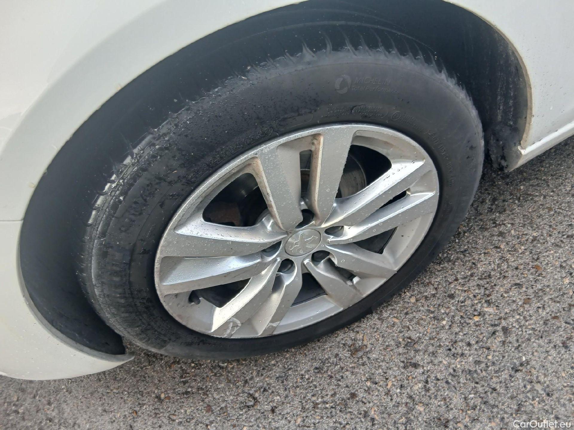  Peugeot  308 PEUGEOT  / 2017 / 5P / berlina con portón 5p Active Pack BlueHDi 130 S&S (AC) #12