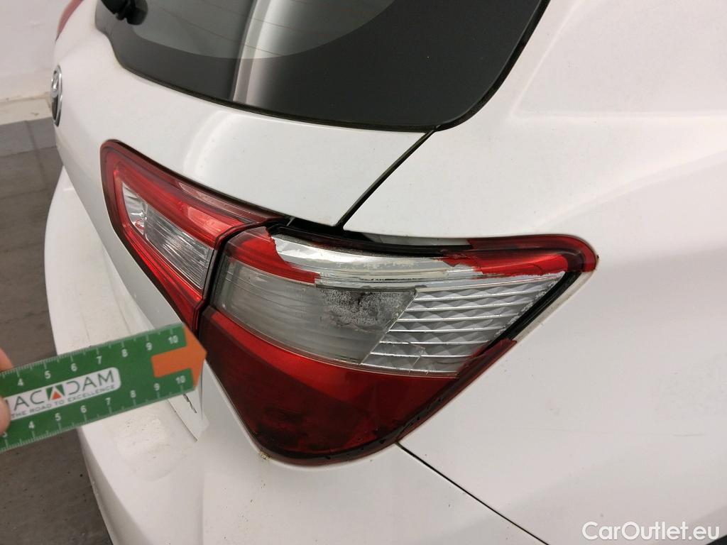  Toyota  Yaris TOYOTA  / 2017 / 5P / berlina con portón 1.5 100H Active #4