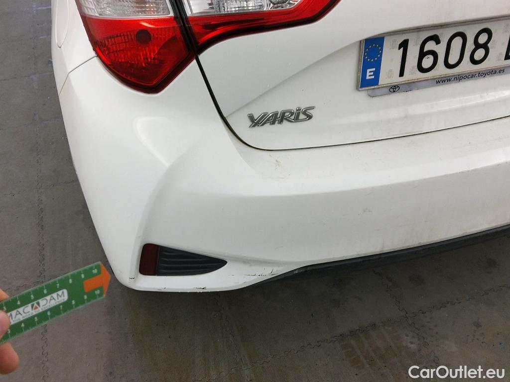  Toyota  Yaris TOYOTA  / 2017 / 5P / berlina con portón 1.5 100H Active #16