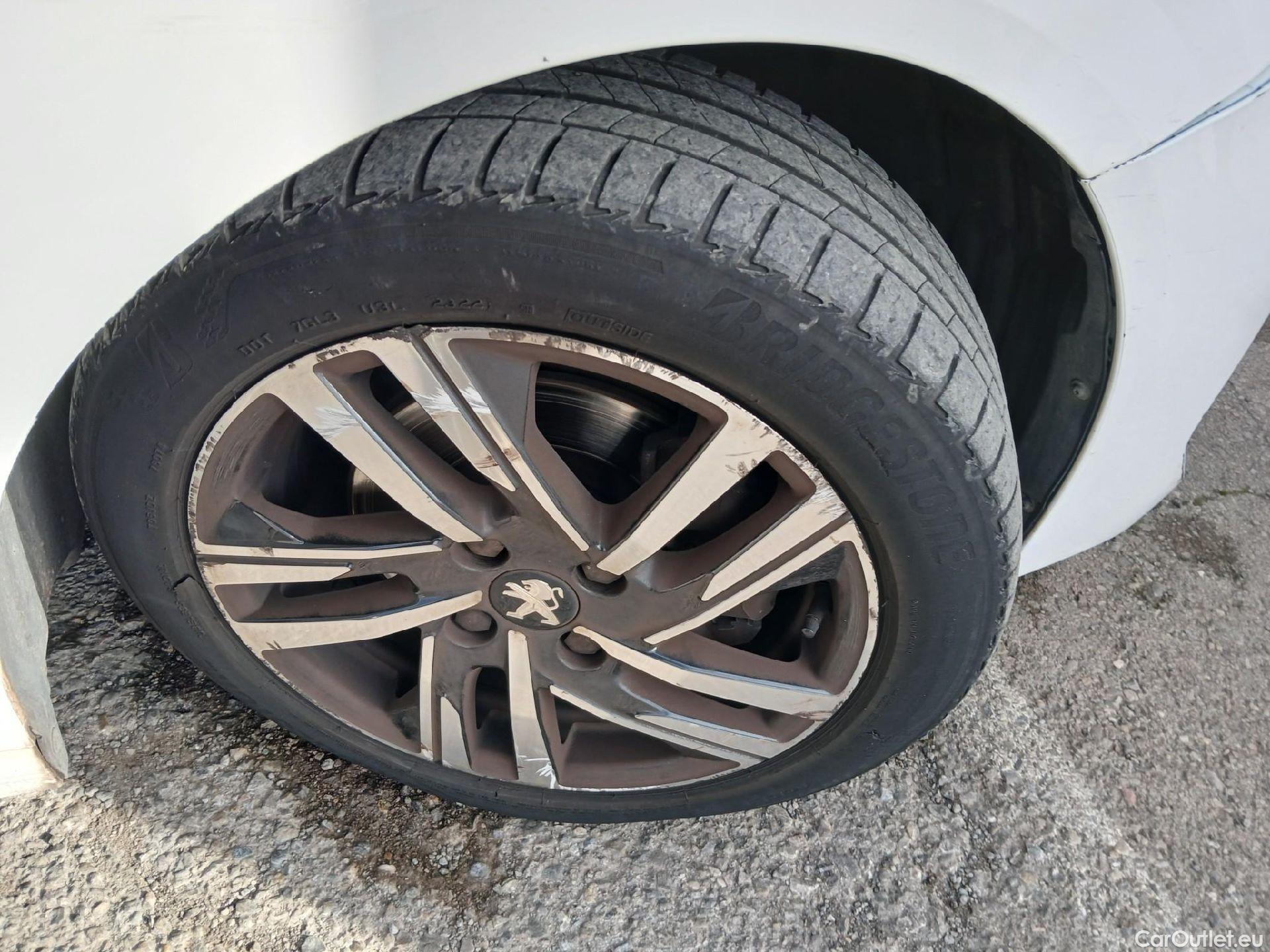  Peugeot  208 PEUGEOT  / 2019 / 5P / berlina con portón PureTech 73kW (100CV) Allure (CX) #66