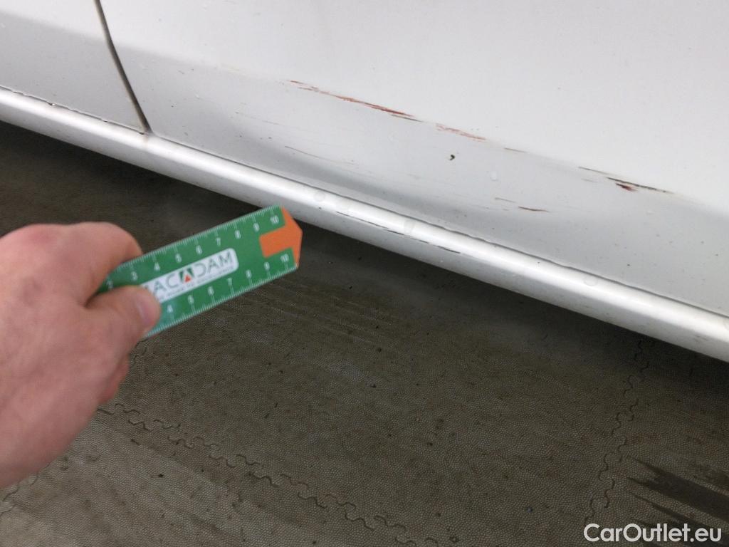  Toyota  Yaris TOYOTA  / 2017 / 5P / berlina con portón 1.5 100H Active #12