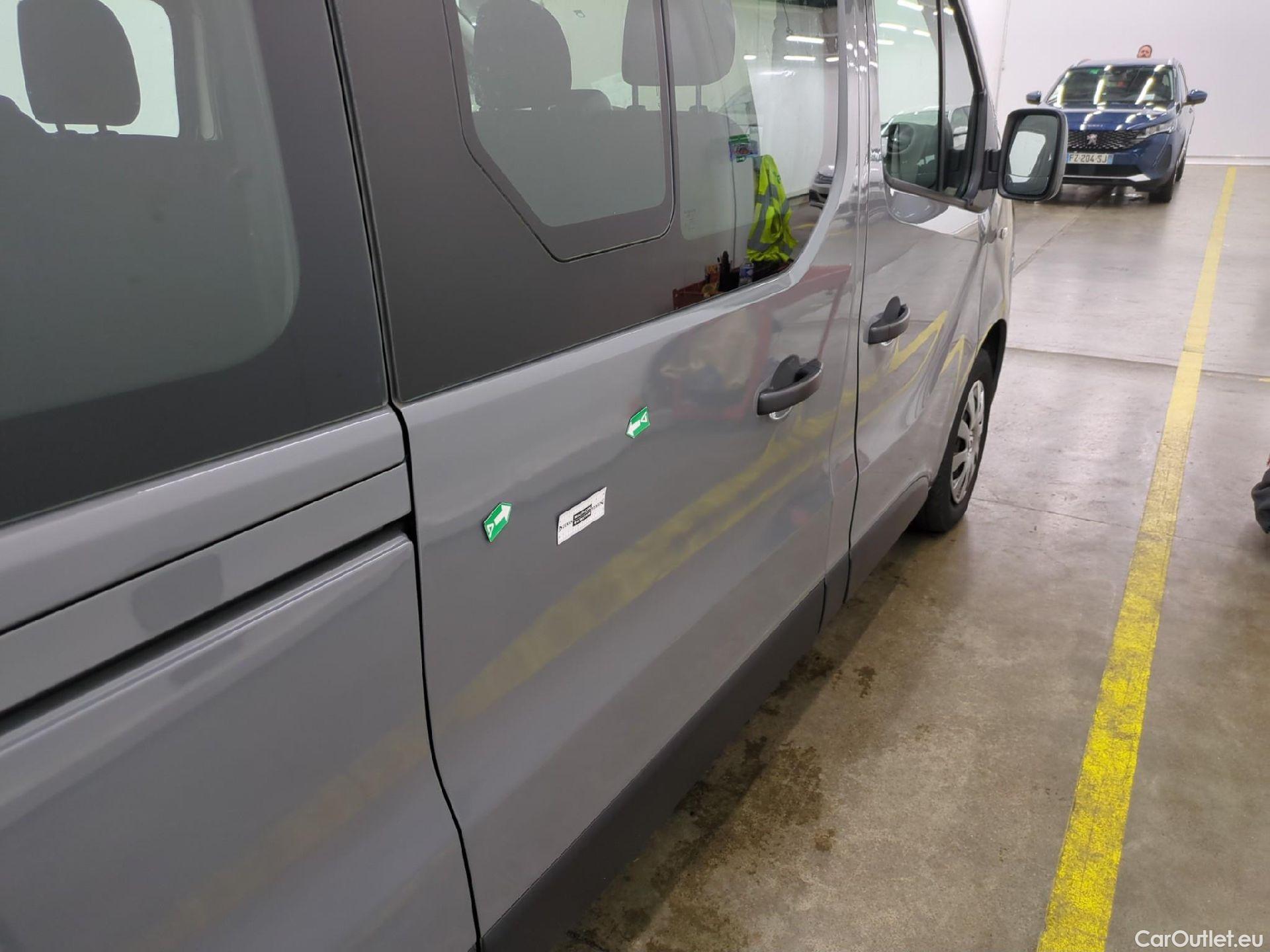  Renault  Trafic RENAULT  4p Combi Zen L2 dCi 120 SandS - 18 - 8 pl #18