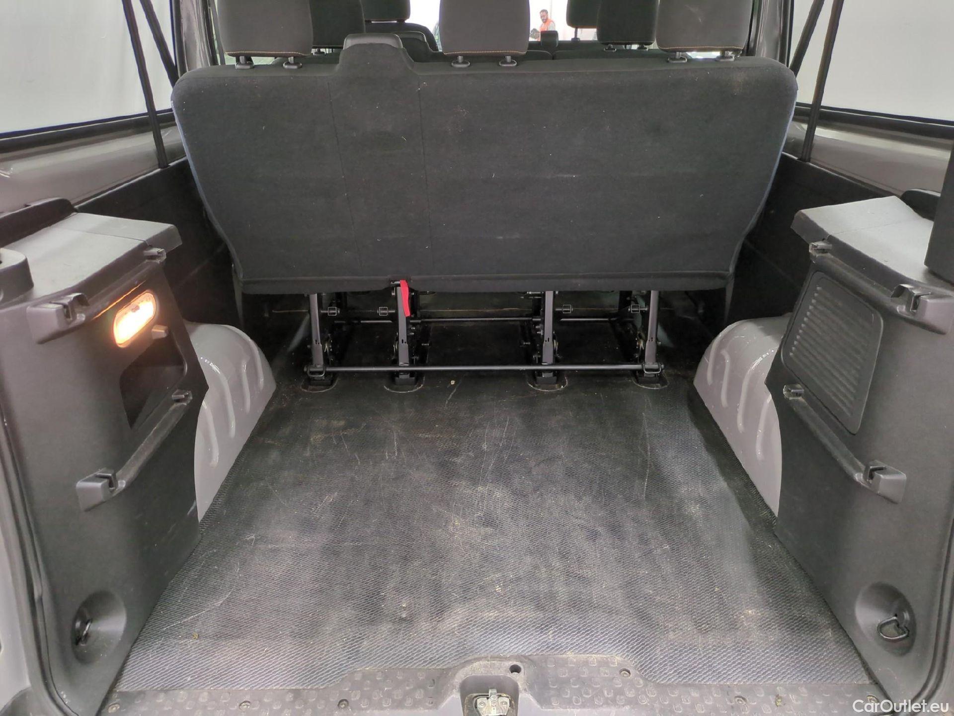  Renault  Trafic RENAULT  4p Combi Zen L2 dCi 120 SandS - 18 - 8 pl #9