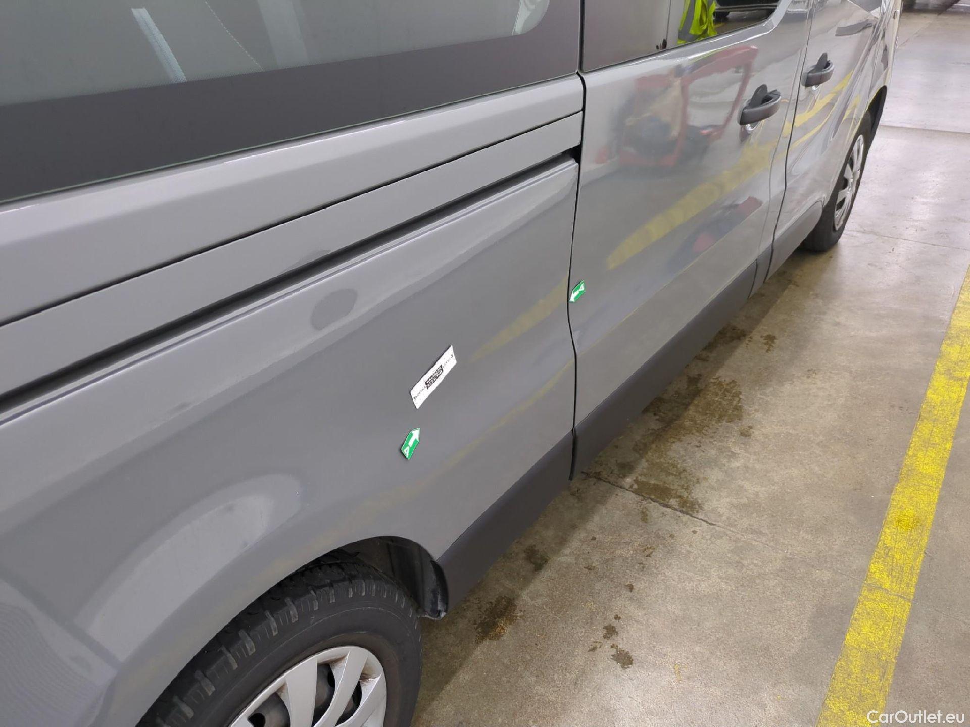  Renault  Trafic RENAULT  4p Combi Zen L2 dCi 120 SandS - 18 - 8 pl #15