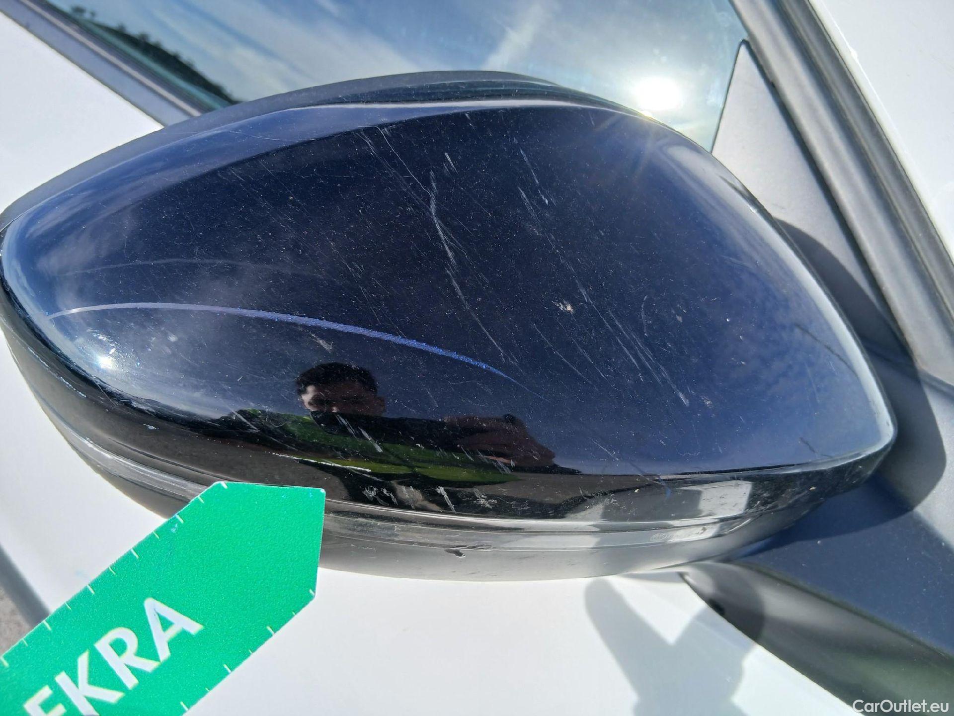  Peugeot  2008 PEUGEOT  / 2019 / 5P / todoterreno Active Puretech 100 S&S BVM6 #34