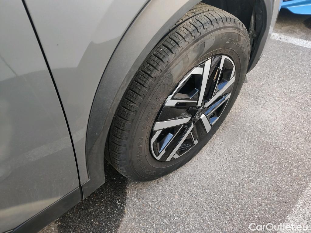  Peugeot  2008 PEUGEOT  / 2023 / 5P / todoterreno Active BlueHDI 130 S&S EAT8 #17