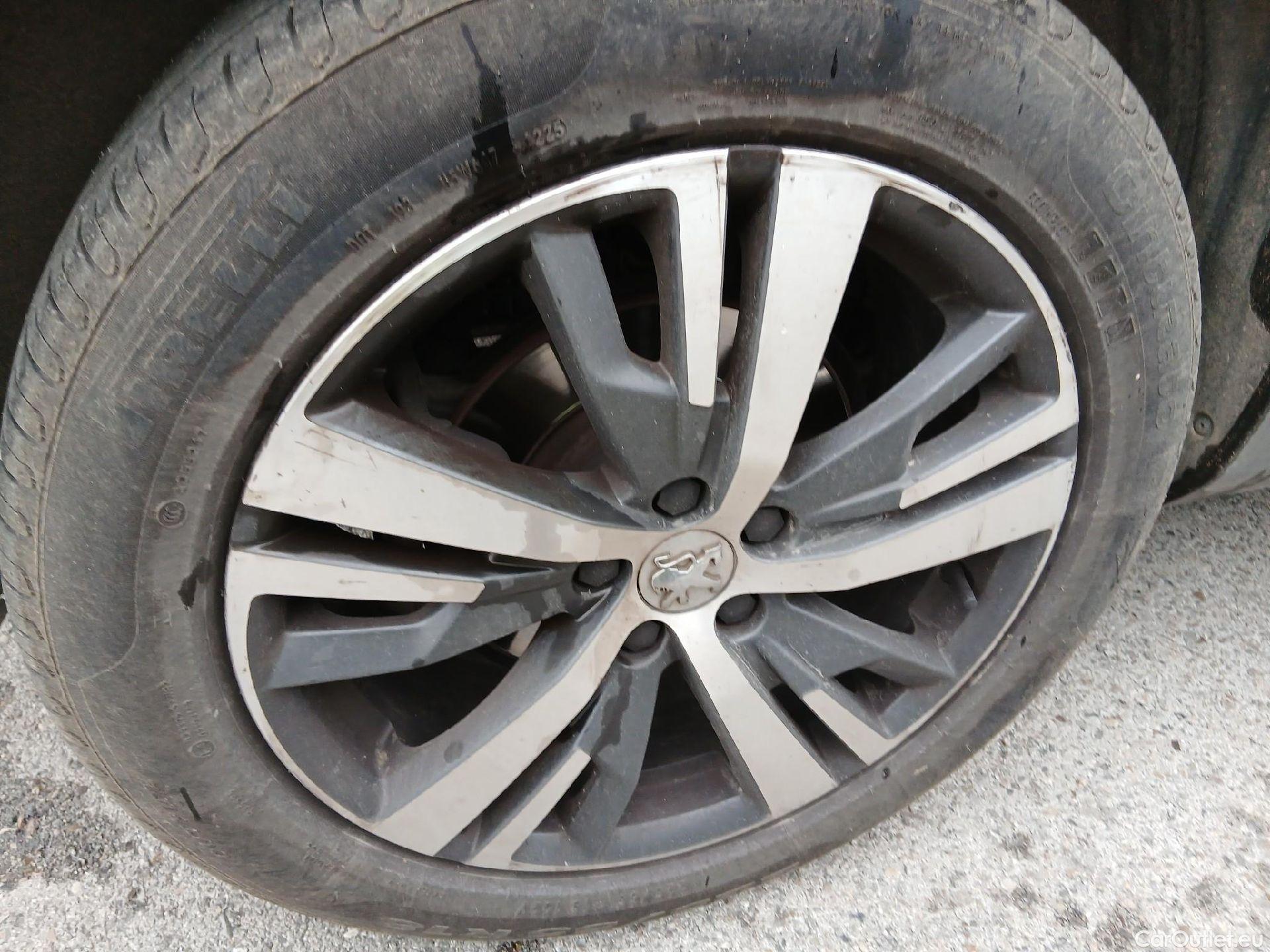  Peugeot  3008 PEUGEOT  / 2020 / 5P / todoterreno 1.5 BlueHDi 96kW (130CV) S&S Allure EAT8 #40