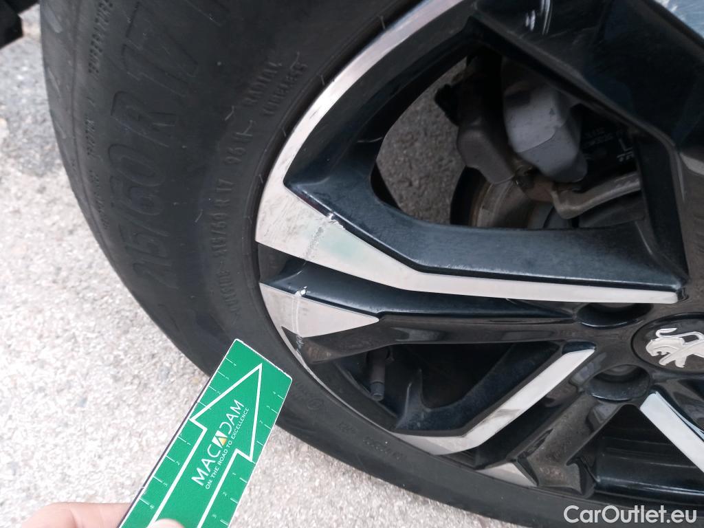  Peugeot  2008 PEUGEOT  / 2019 / 5P / todoterreno Allure BlueHDI 81kW (110CV) #3